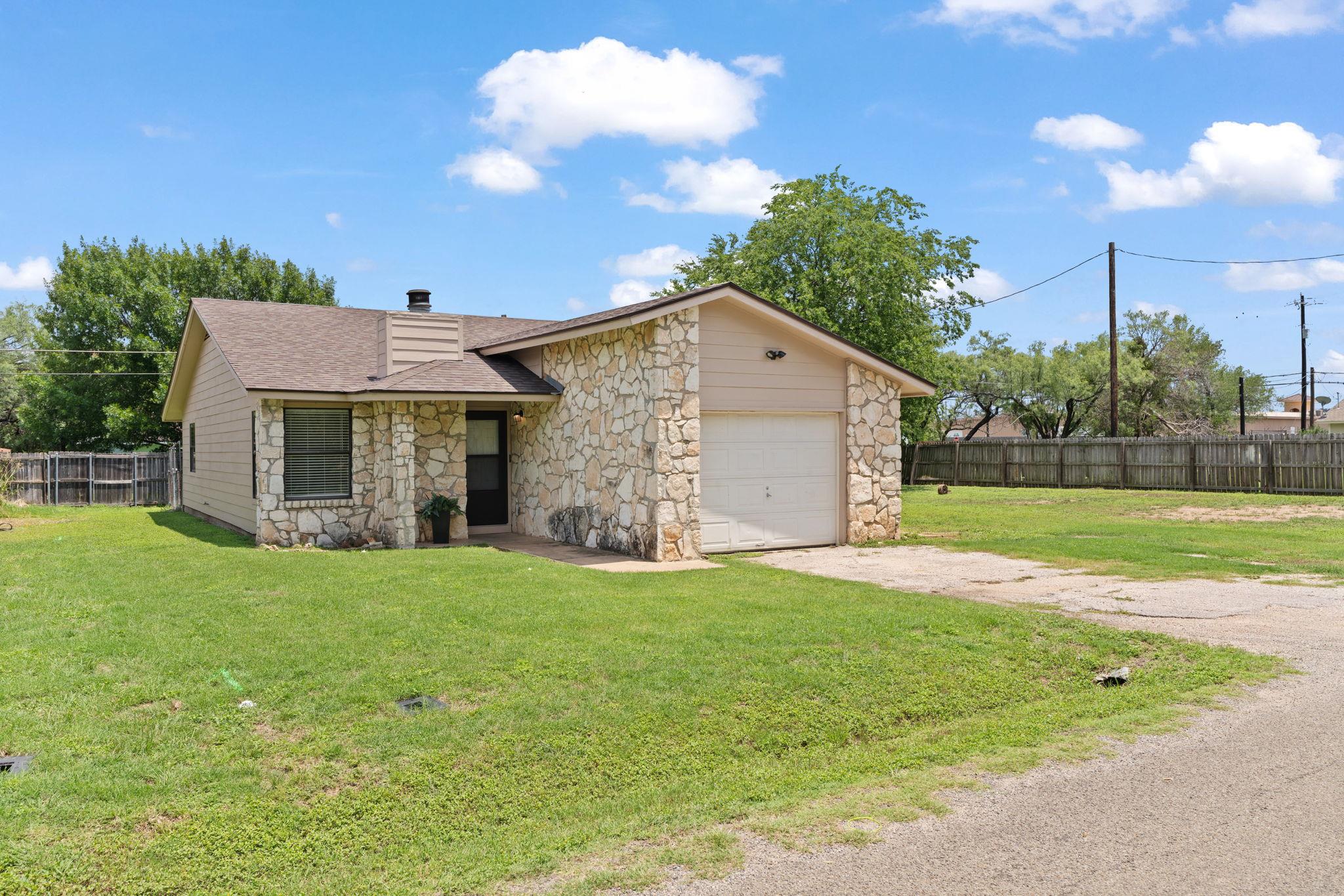 609 Aspen Ln, Cottonwood Shores, TX 78657