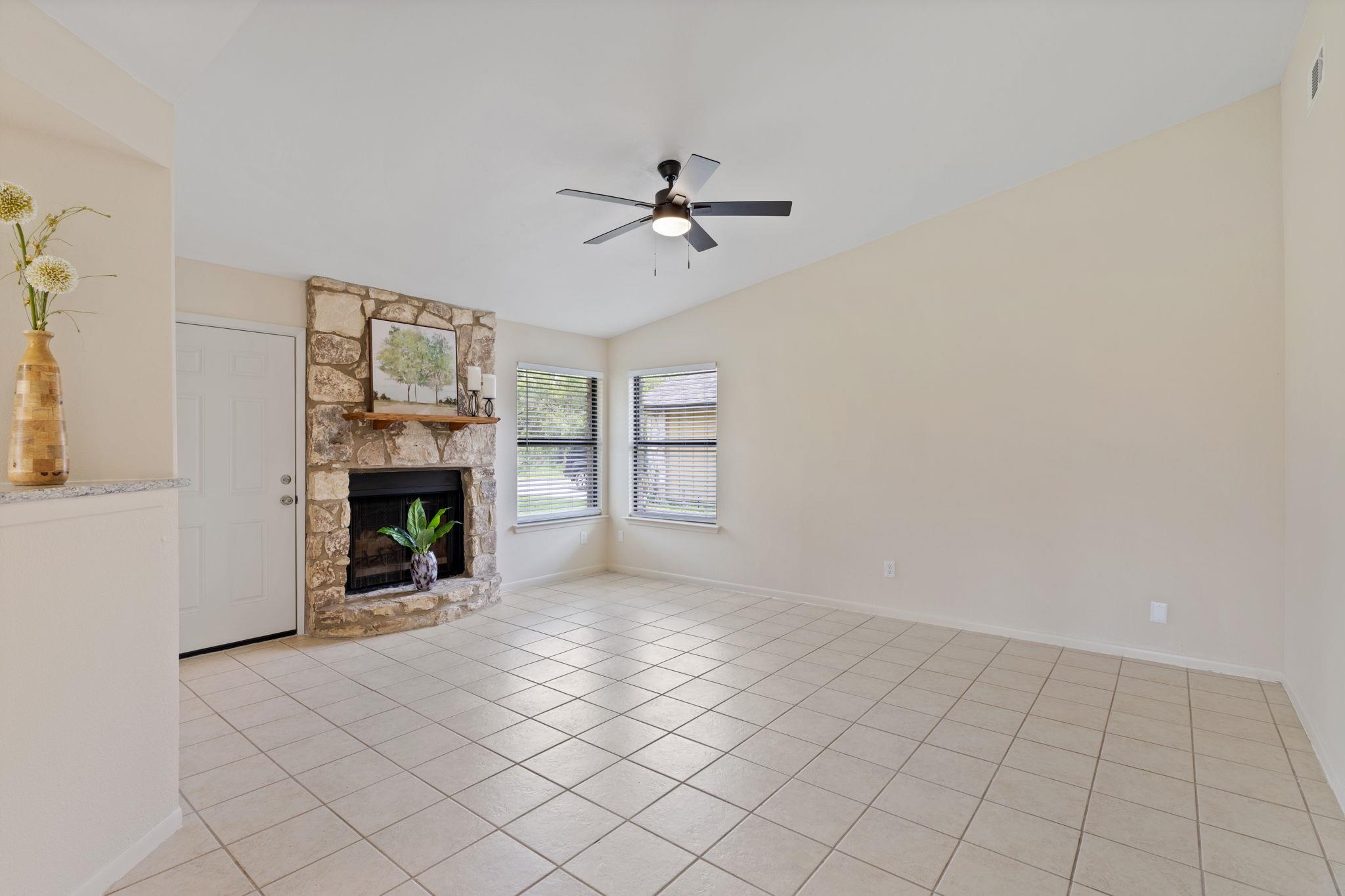 609 Aspen Ln, Cottonwood Shores, TX 78657