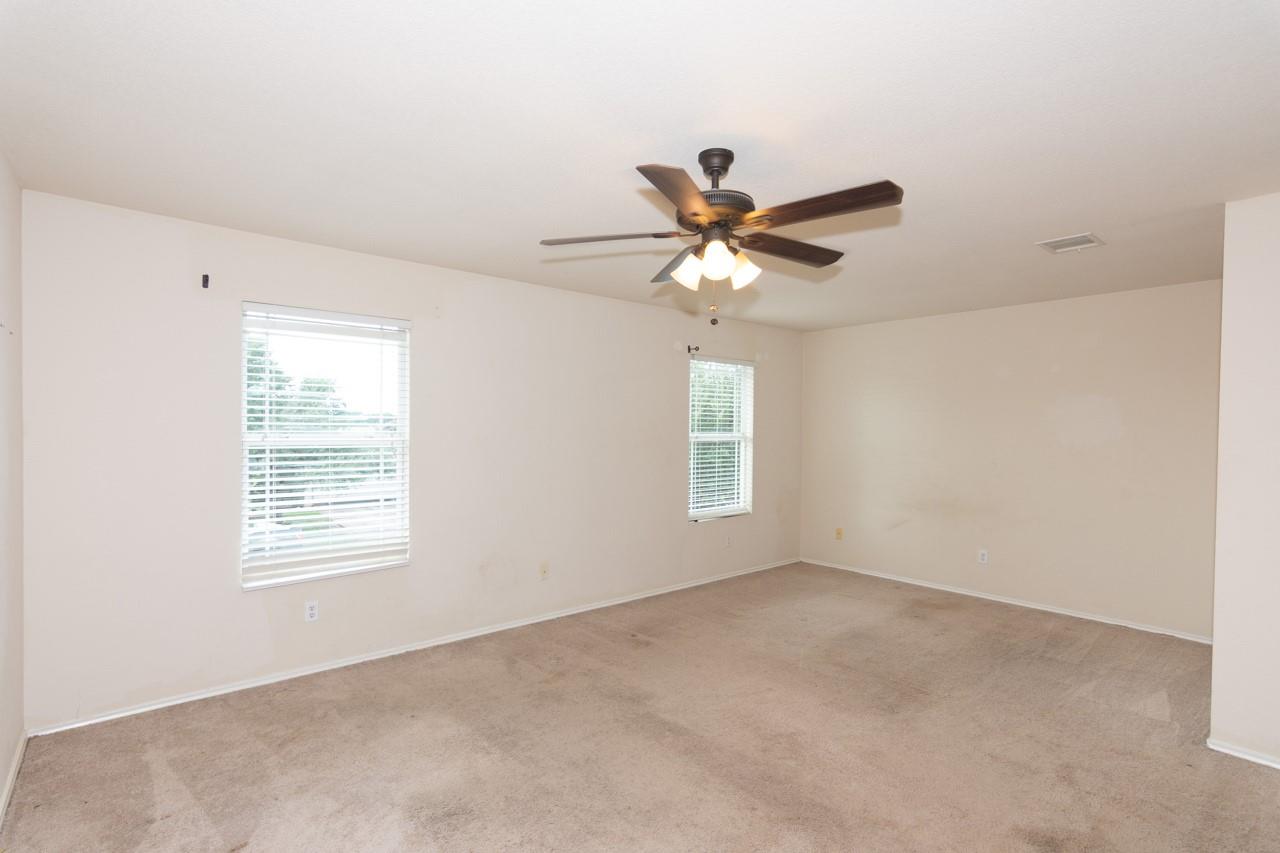 102 Quail Hollow Dr, Hutto, TX 78634