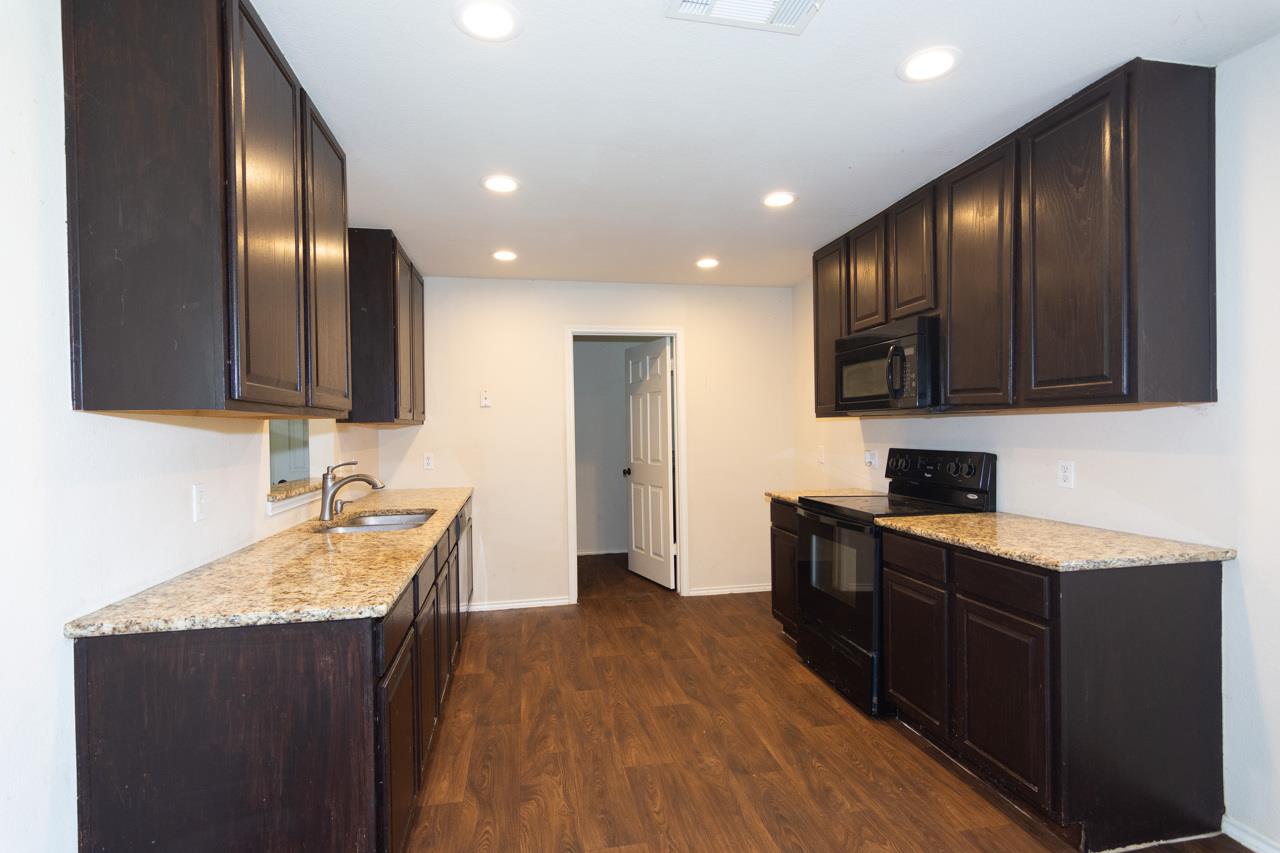 102 Quail Hollow Dr, Hutto, TX 78634