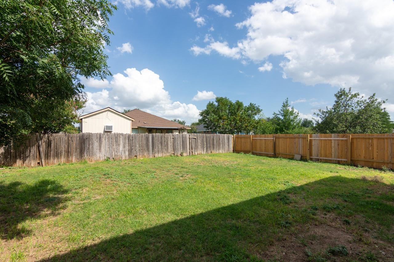 102 Quail Hollow Dr, Hutto, TX 78634
