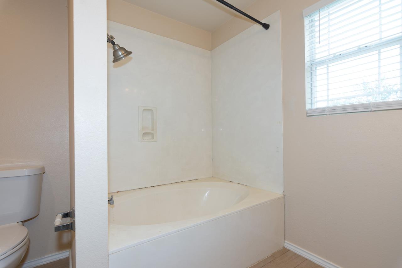 102 Quail Hollow Dr, Hutto, TX 78634