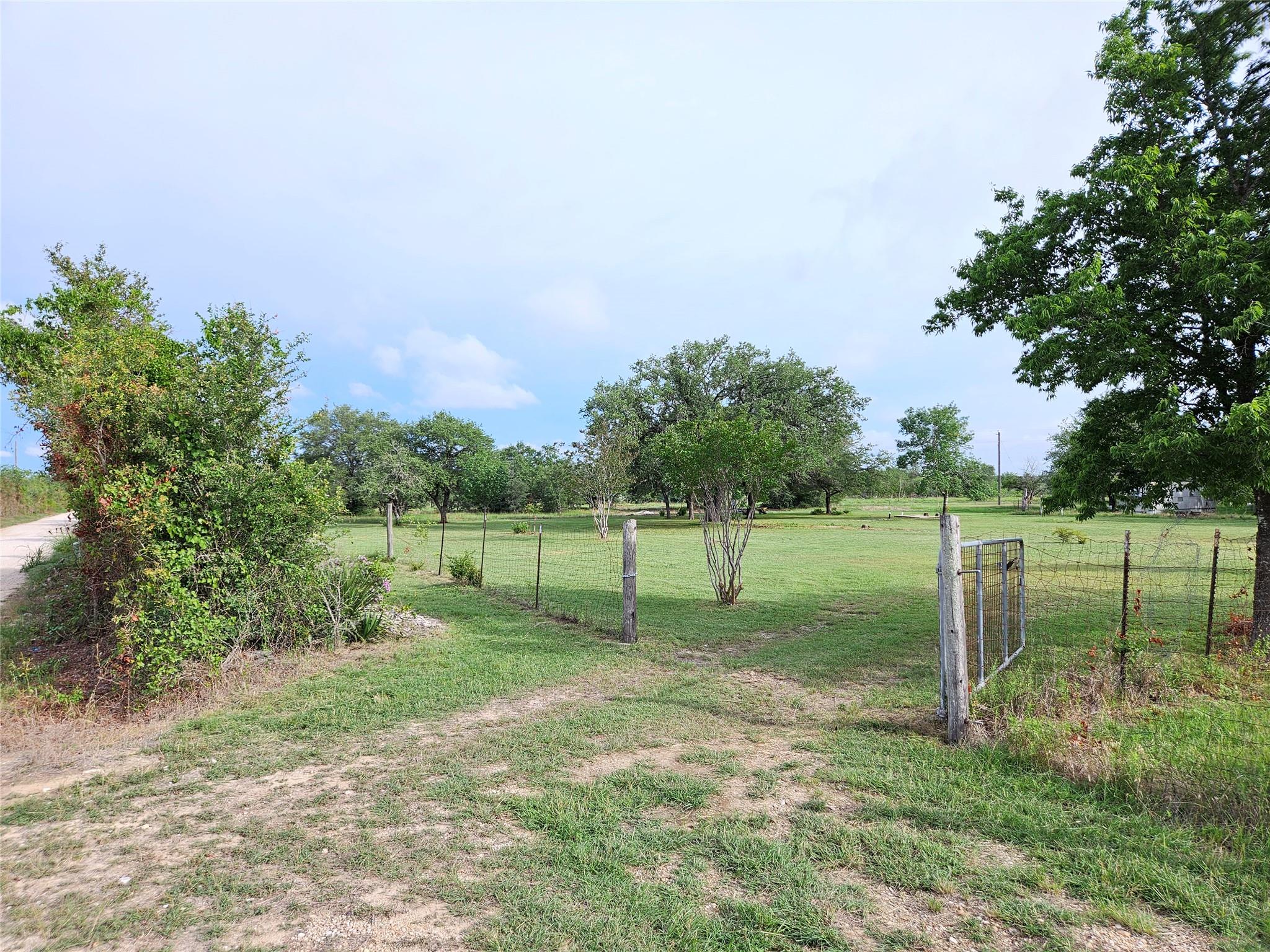 596 Seminole Trl, Dale, TX 78616