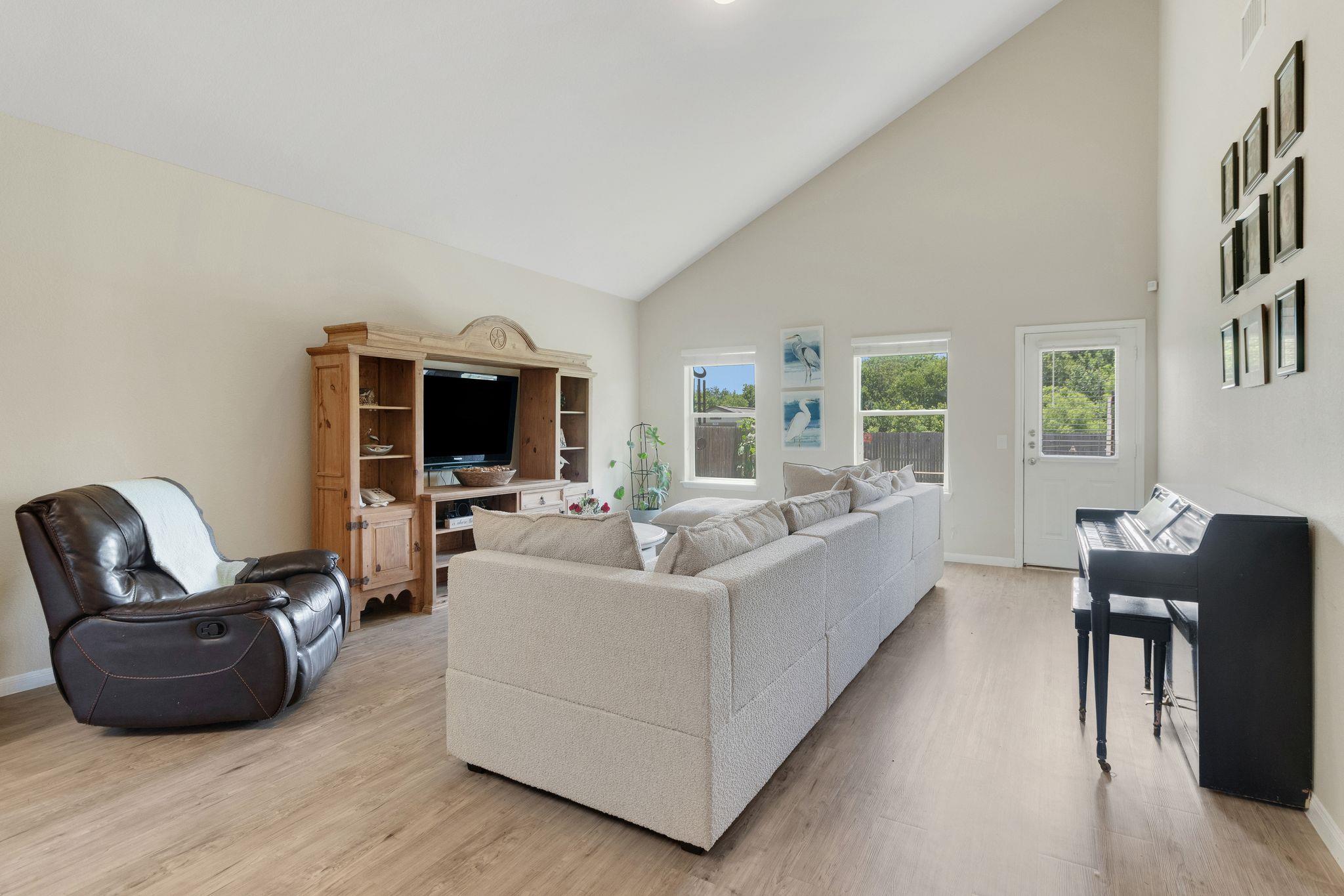 603 Luna Vista Dr, Hutto, TX 78634