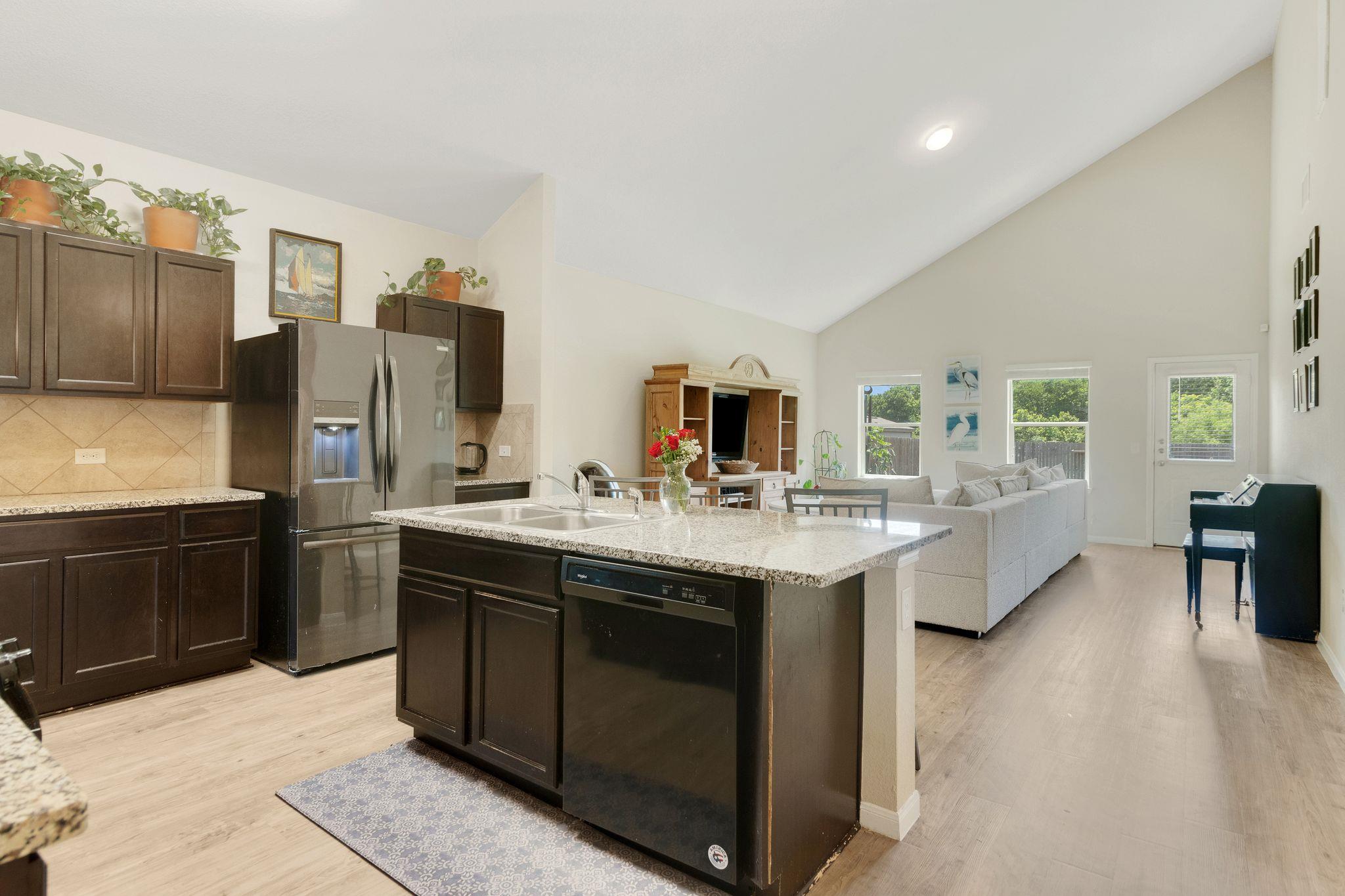 603 Luna Vista Dr, Hutto, TX 78634