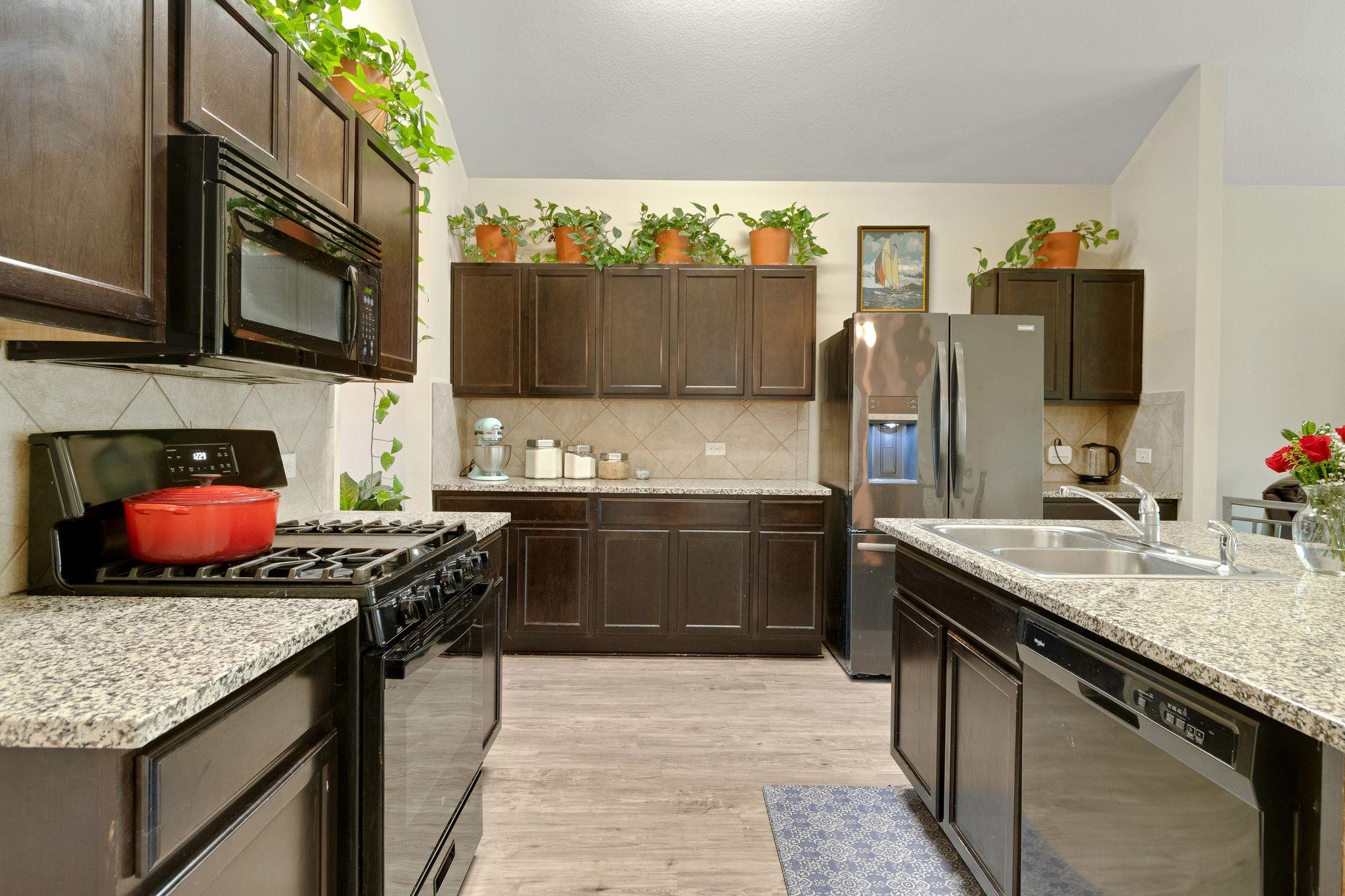 603 Luna Vista Dr, Hutto, TX 78634