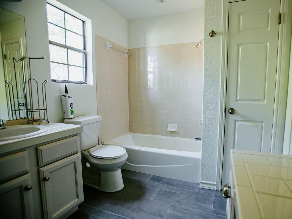 204 E Lakeshore Dr, Dripping Springs, TX 78620