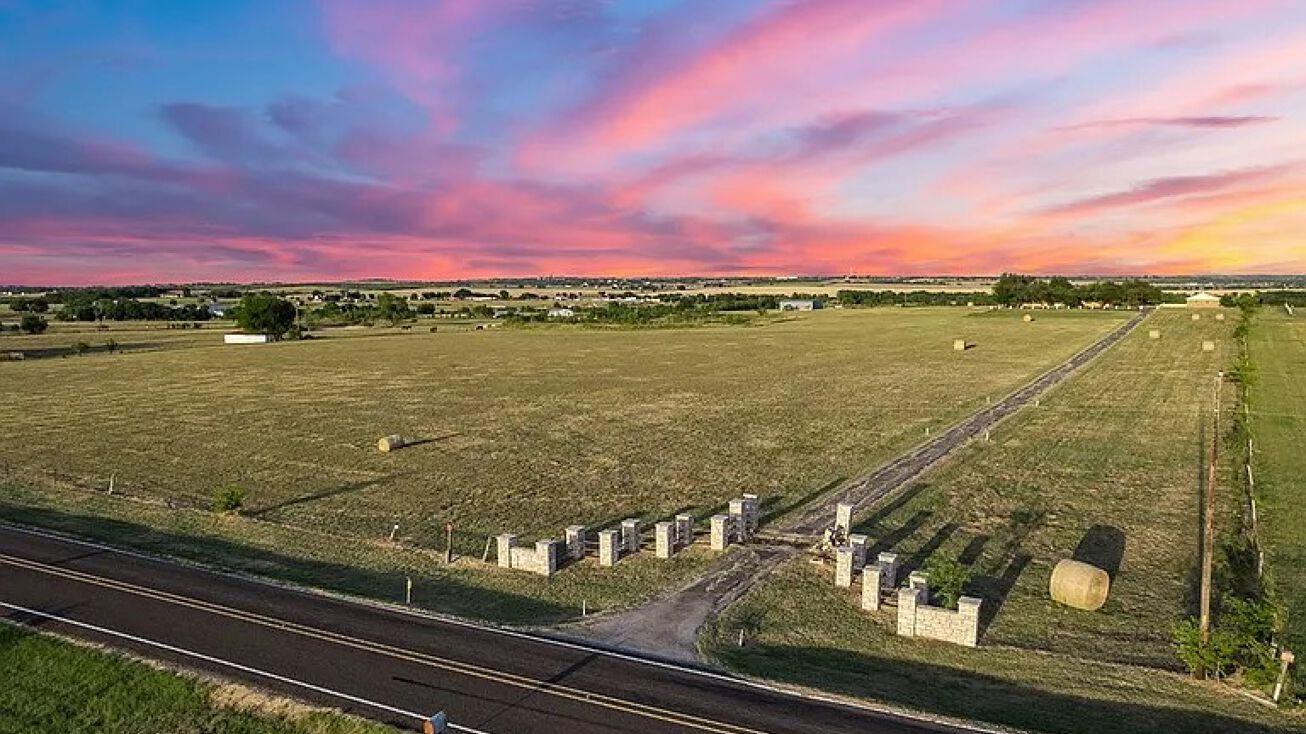 3739 S Fm 2184, Rogers, TX 76569