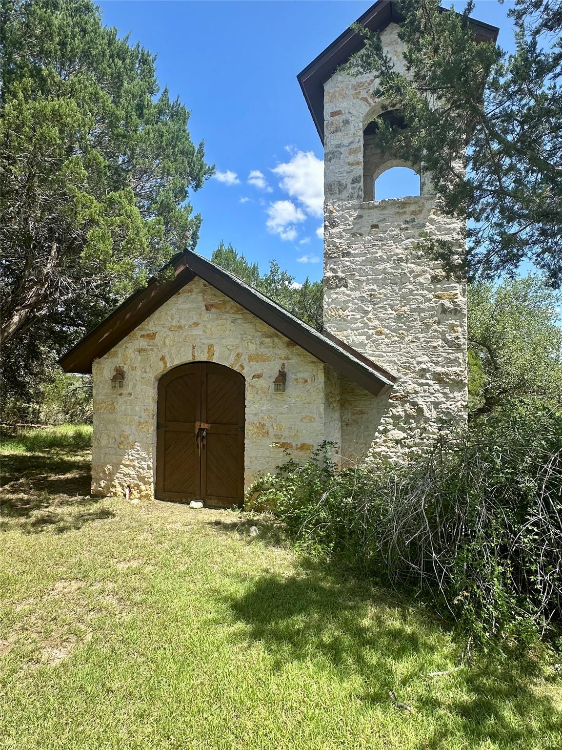 105 N Angel Light Dr, Spicewood, TX 78669