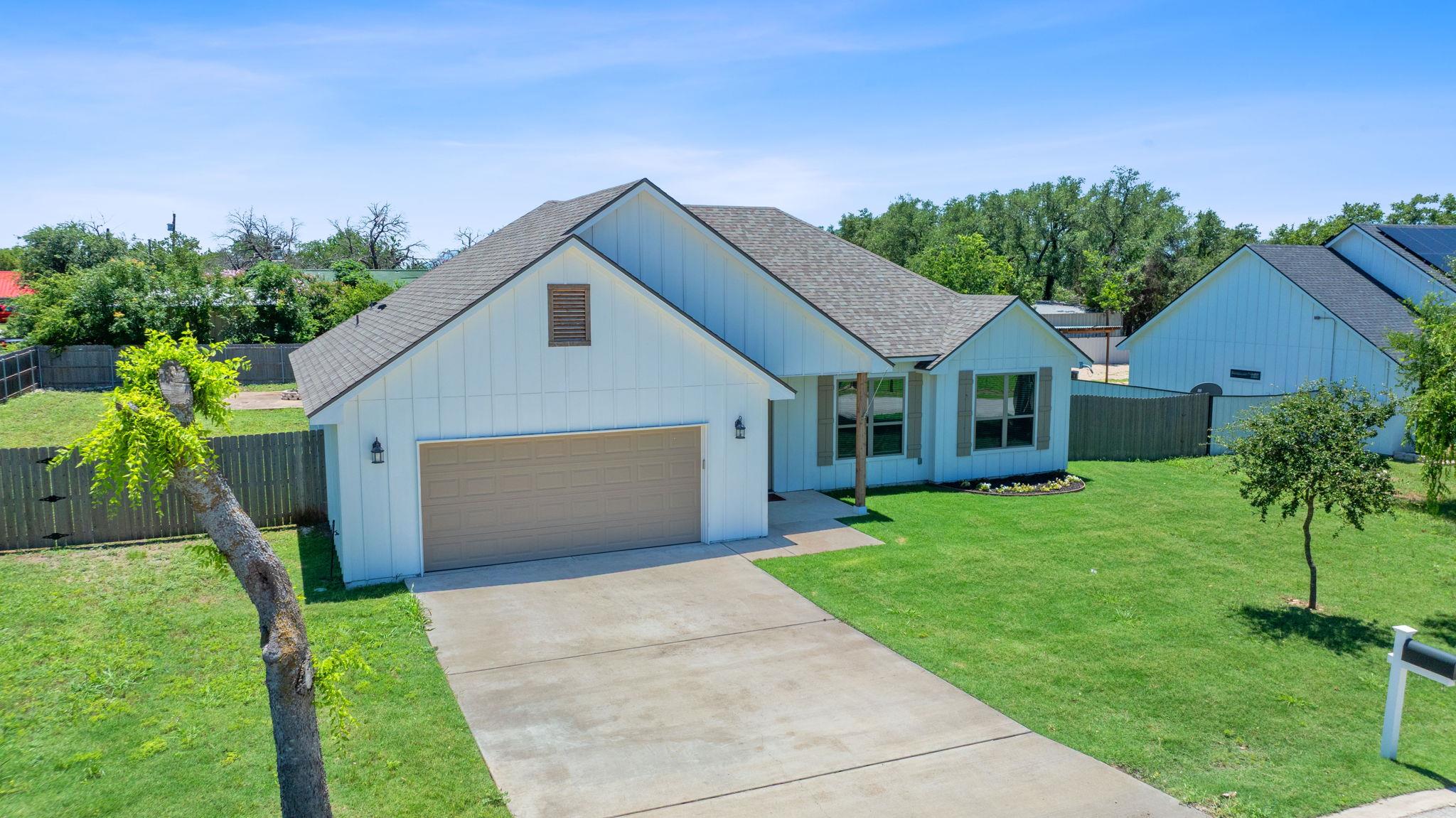 103 W Tomlinson St, Florence, TX 76527