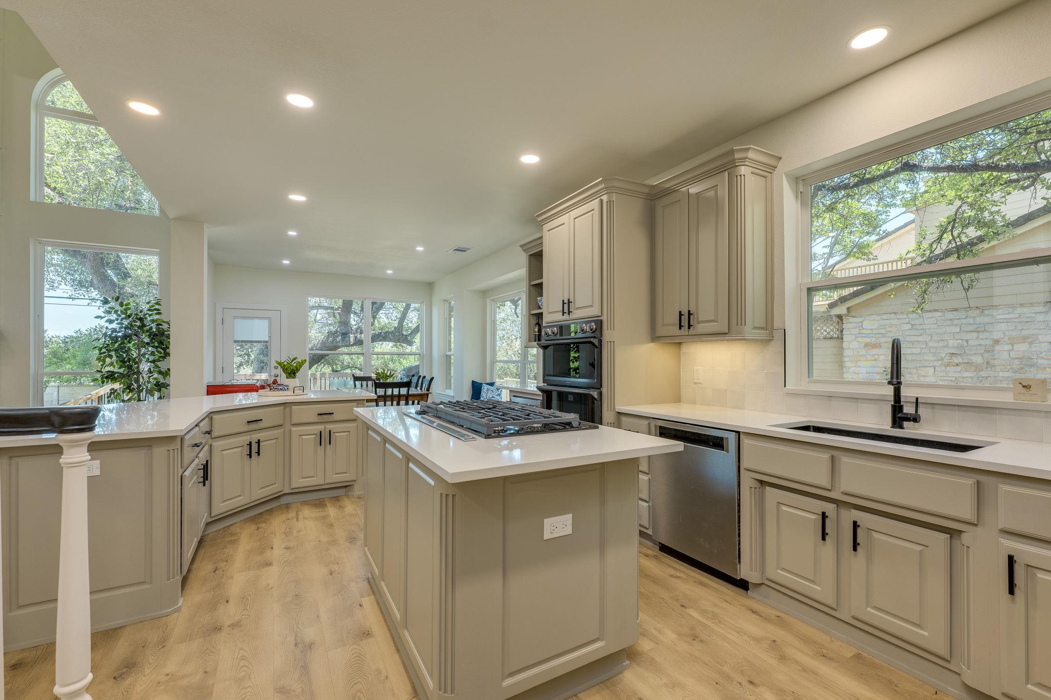 38 Cottondale Rd, The Hills, TX 78738