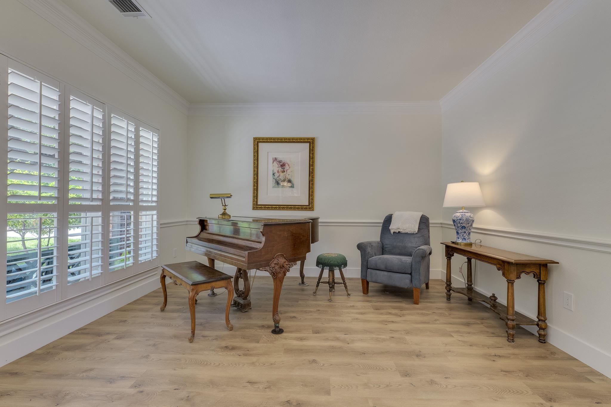 38 Cottondale Rd, The Hills, TX 78738