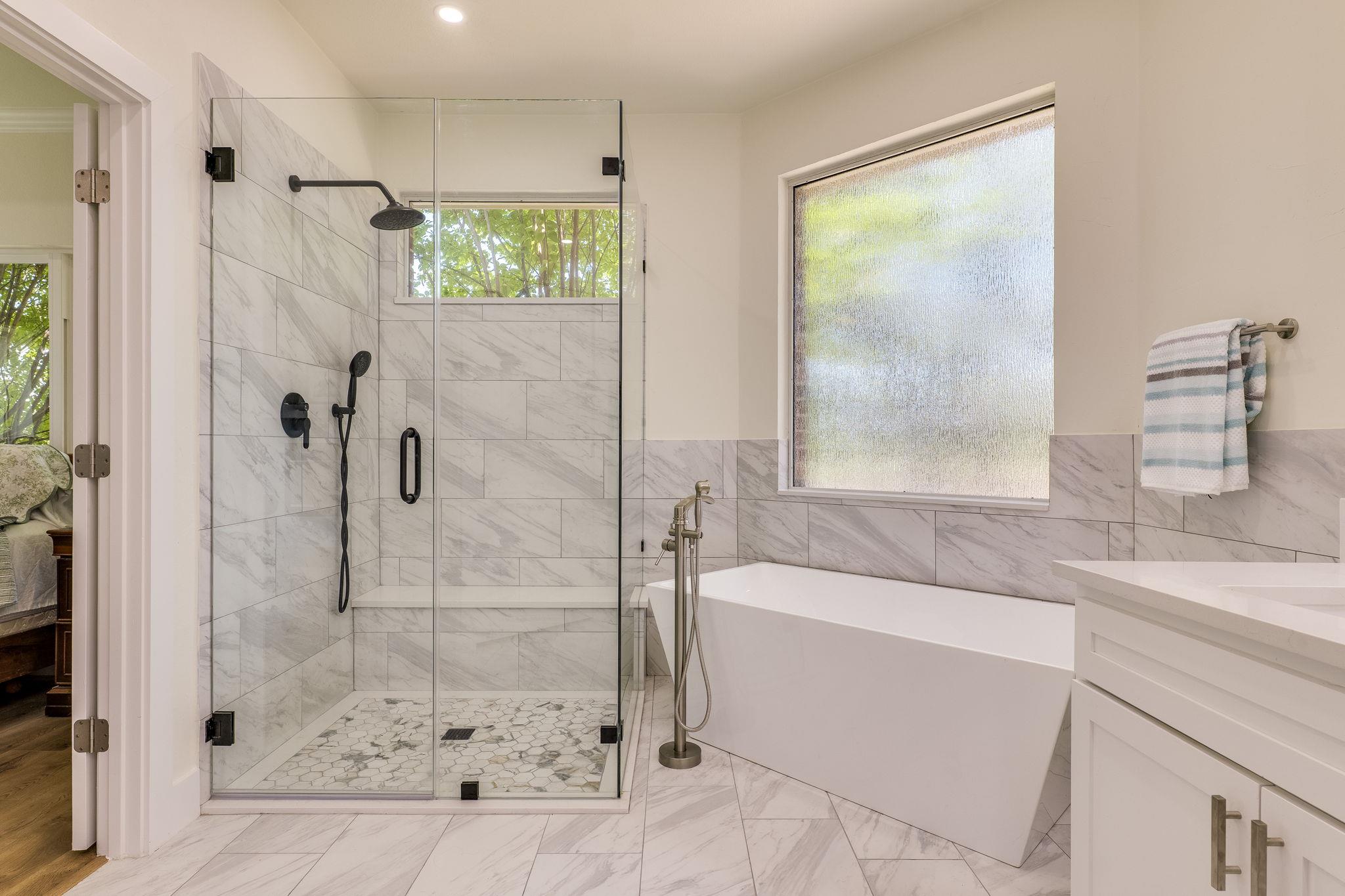 38 Cottondale Rd, The Hills, TX 78738