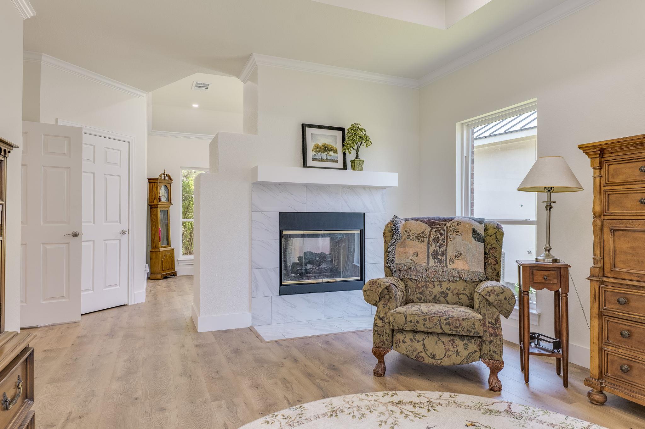 38 Cottondale Rd, The Hills, TX 78738