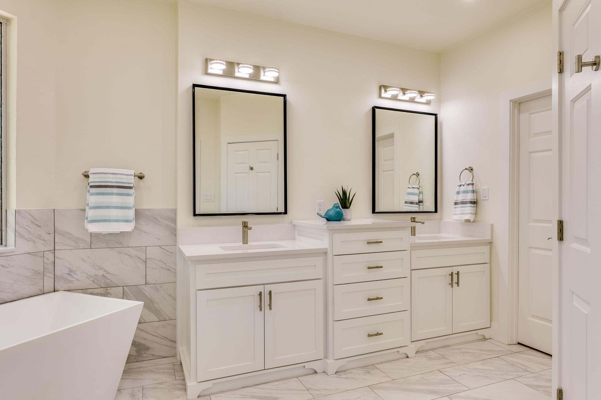 38 Cottondale Rd, The Hills, TX 78738