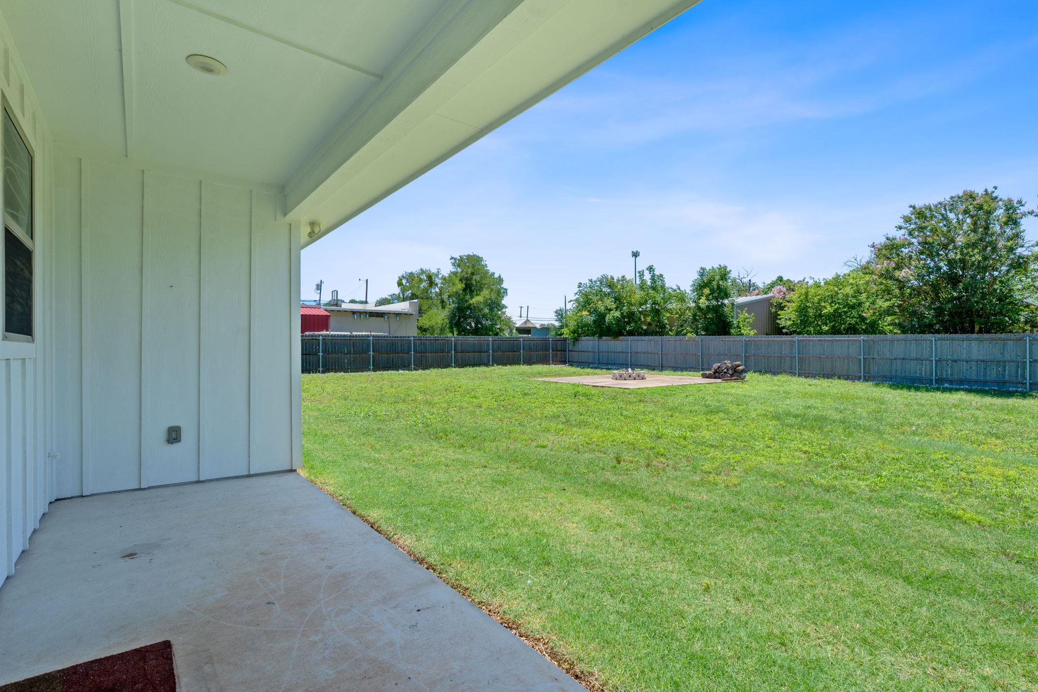 103 W Tomlinson St, Florence, TX 76527