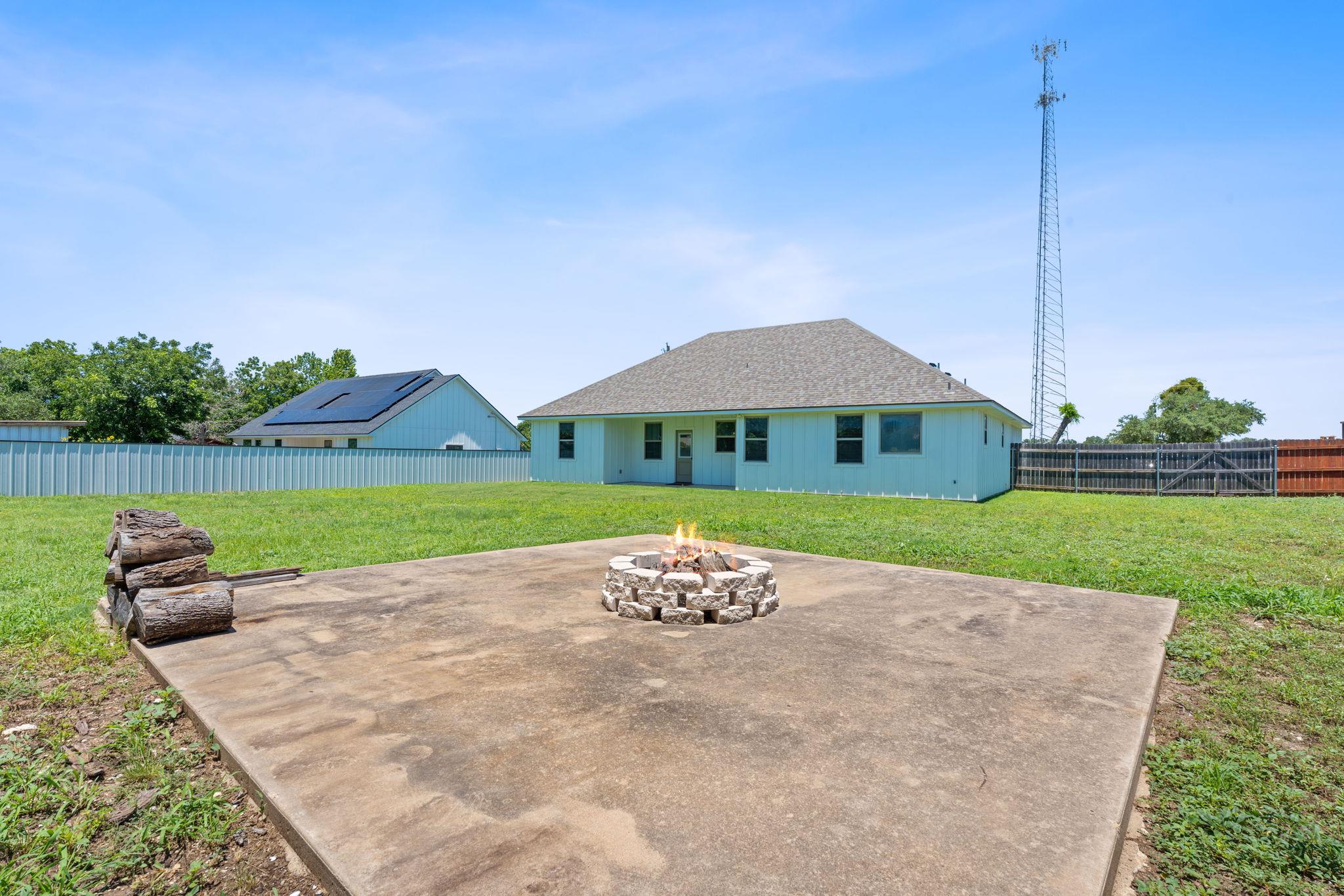 103 W Tomlinson St, Florence, TX 76527