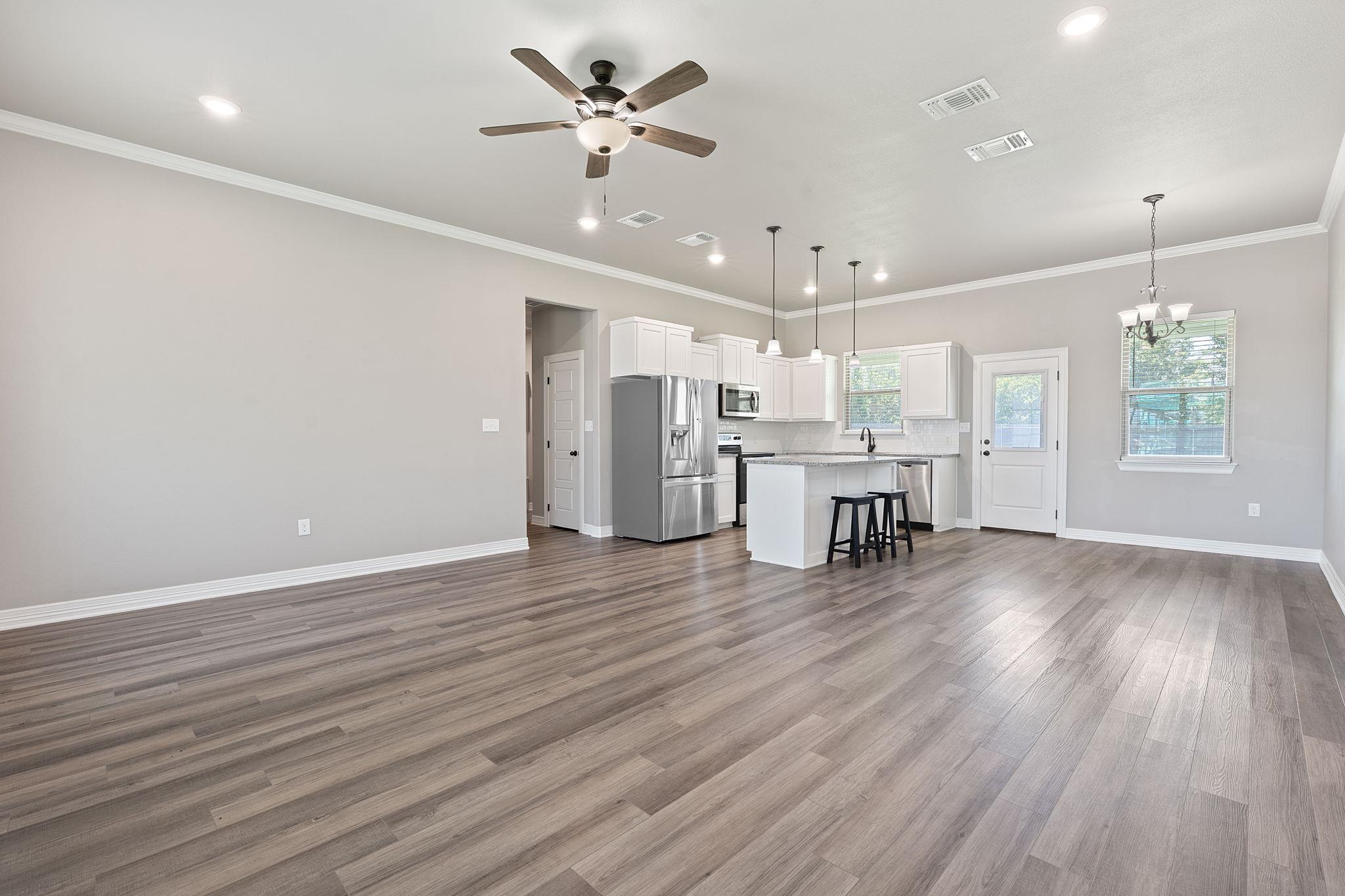 103 W Tomlinson St, Florence, TX 76527