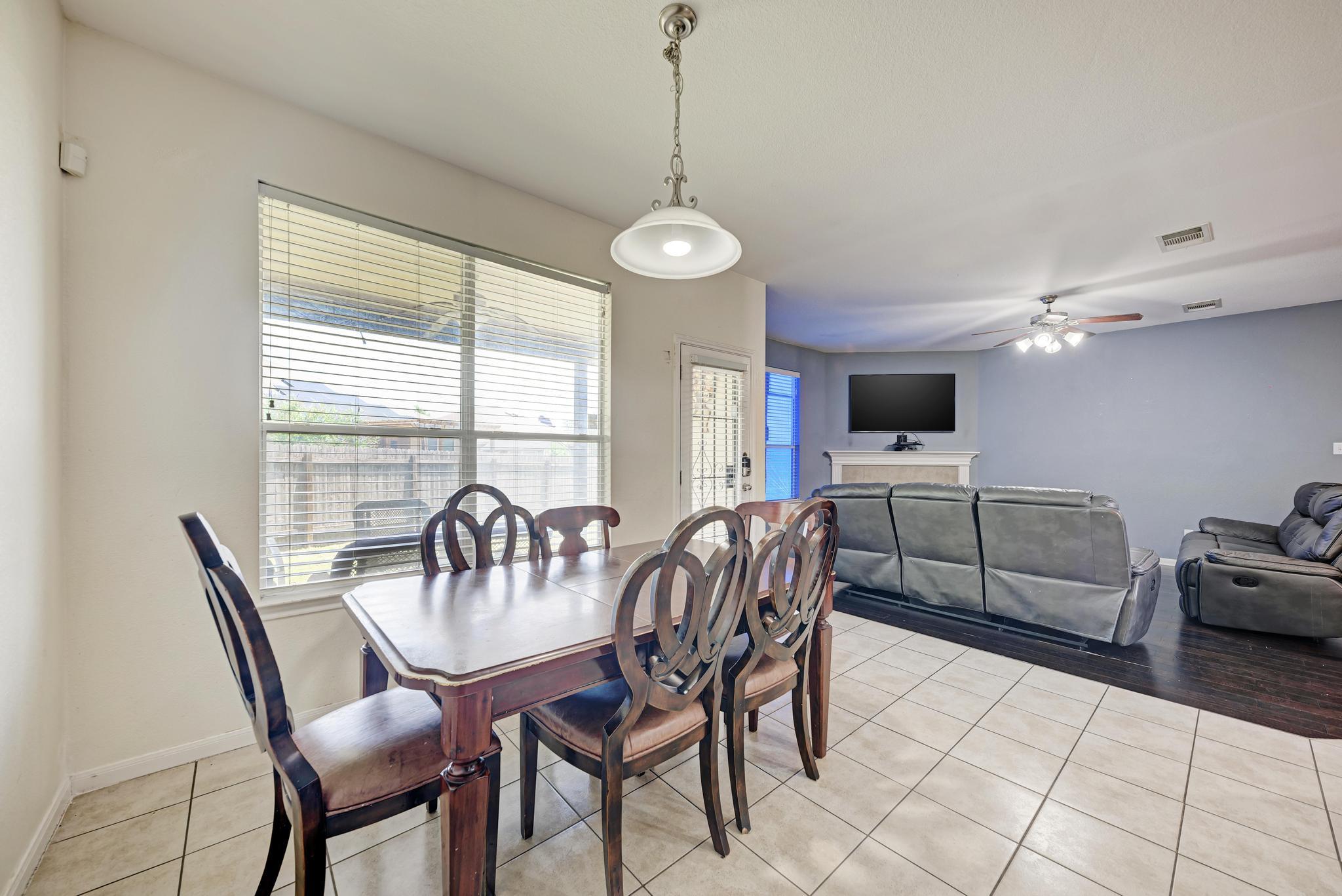 1117 Cockrill Ct, Hutto, TX 78634