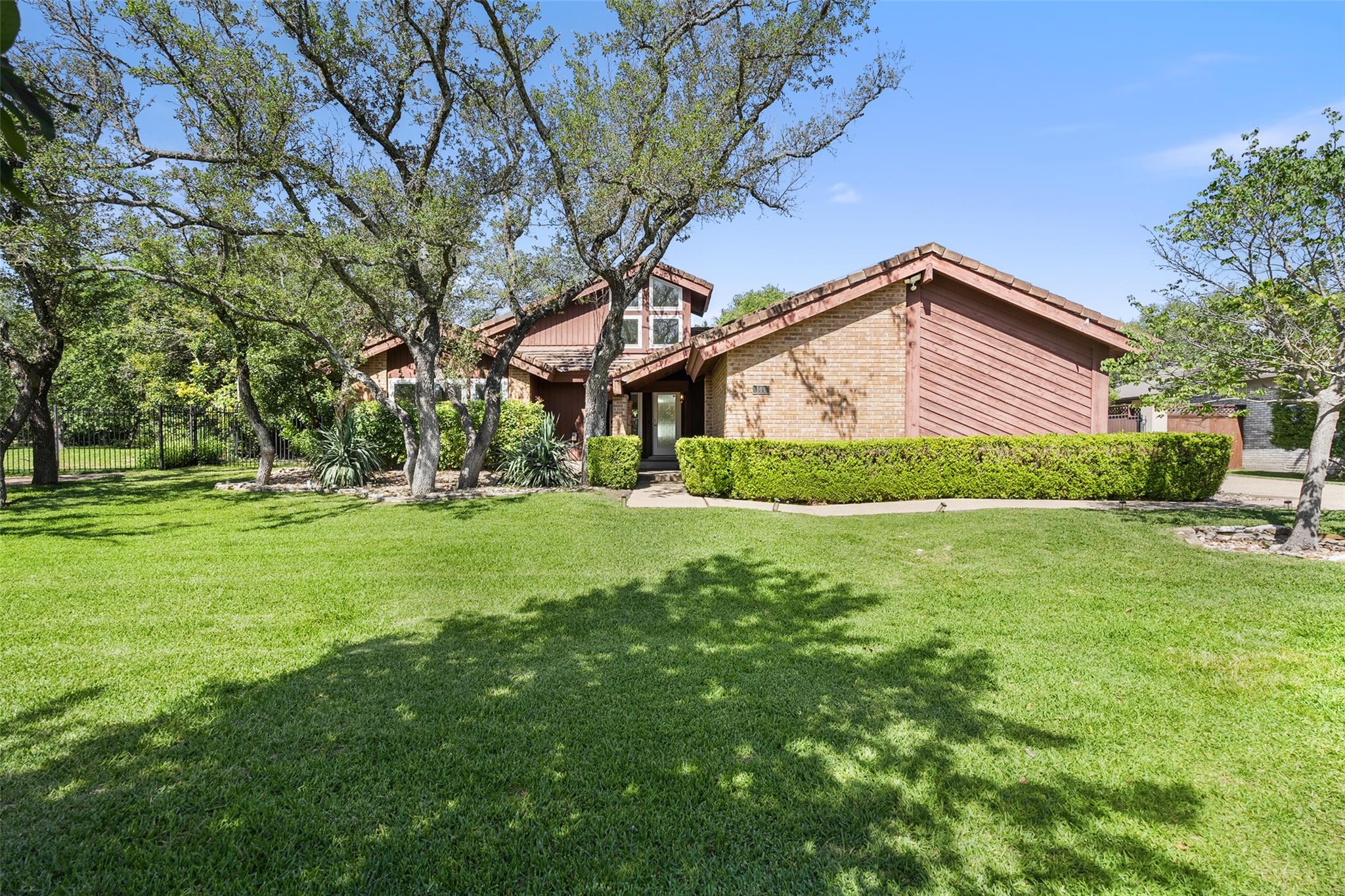 111 Blue Jay Dr, Lakeway, TX 78734