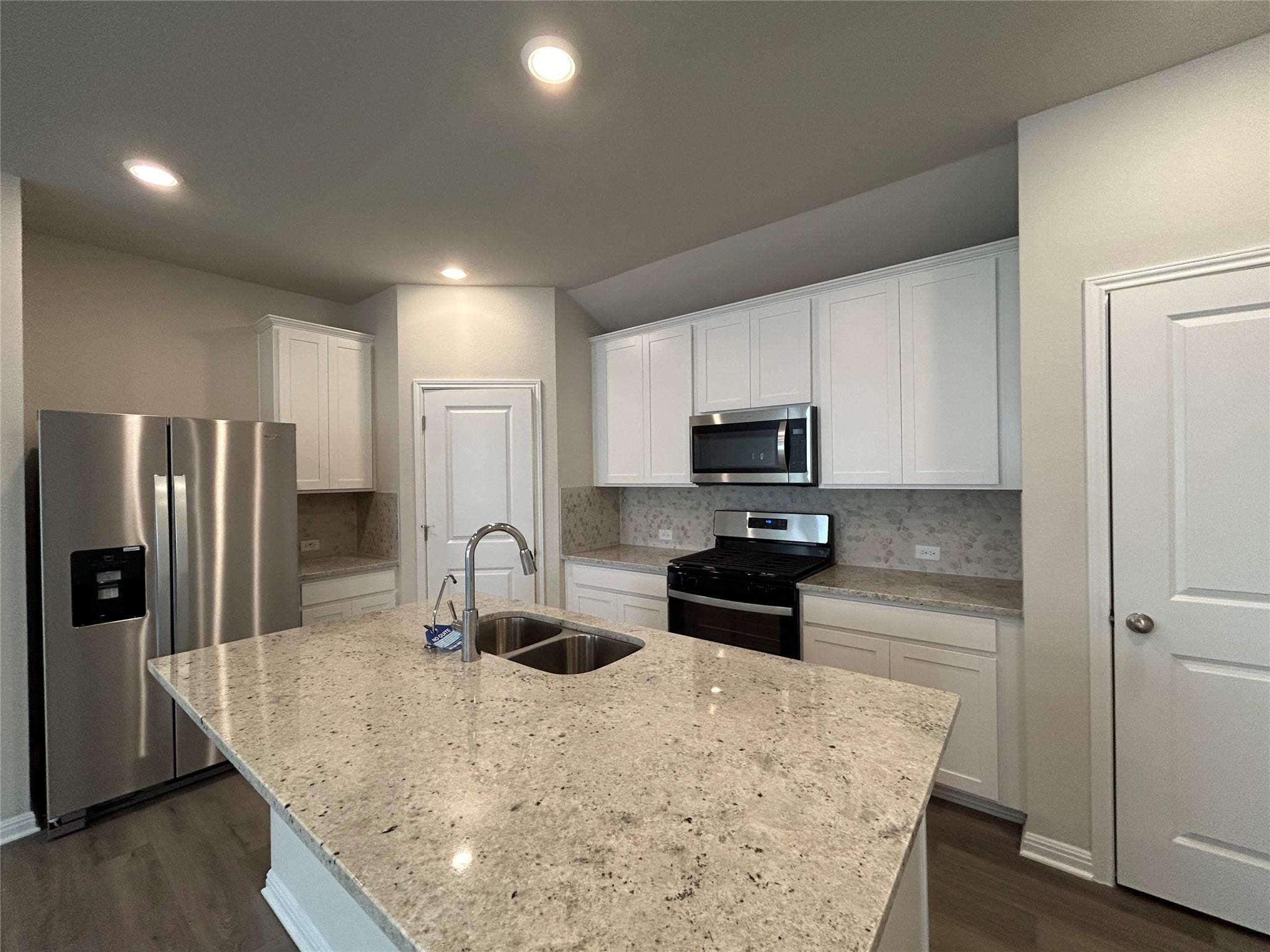 101 Zinnia Ln, Hutto, TX 78634