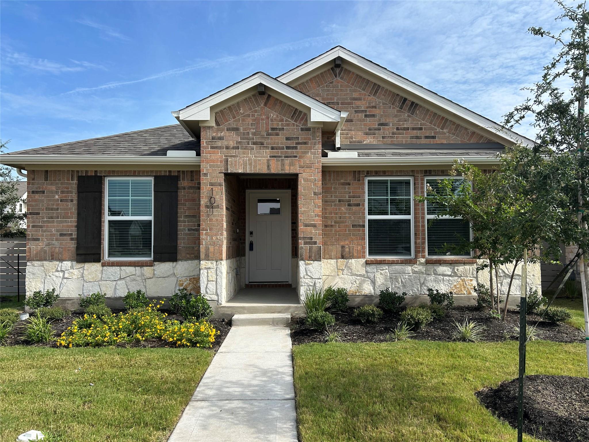 101 Zinnia Ln, Hutto, TX 78634