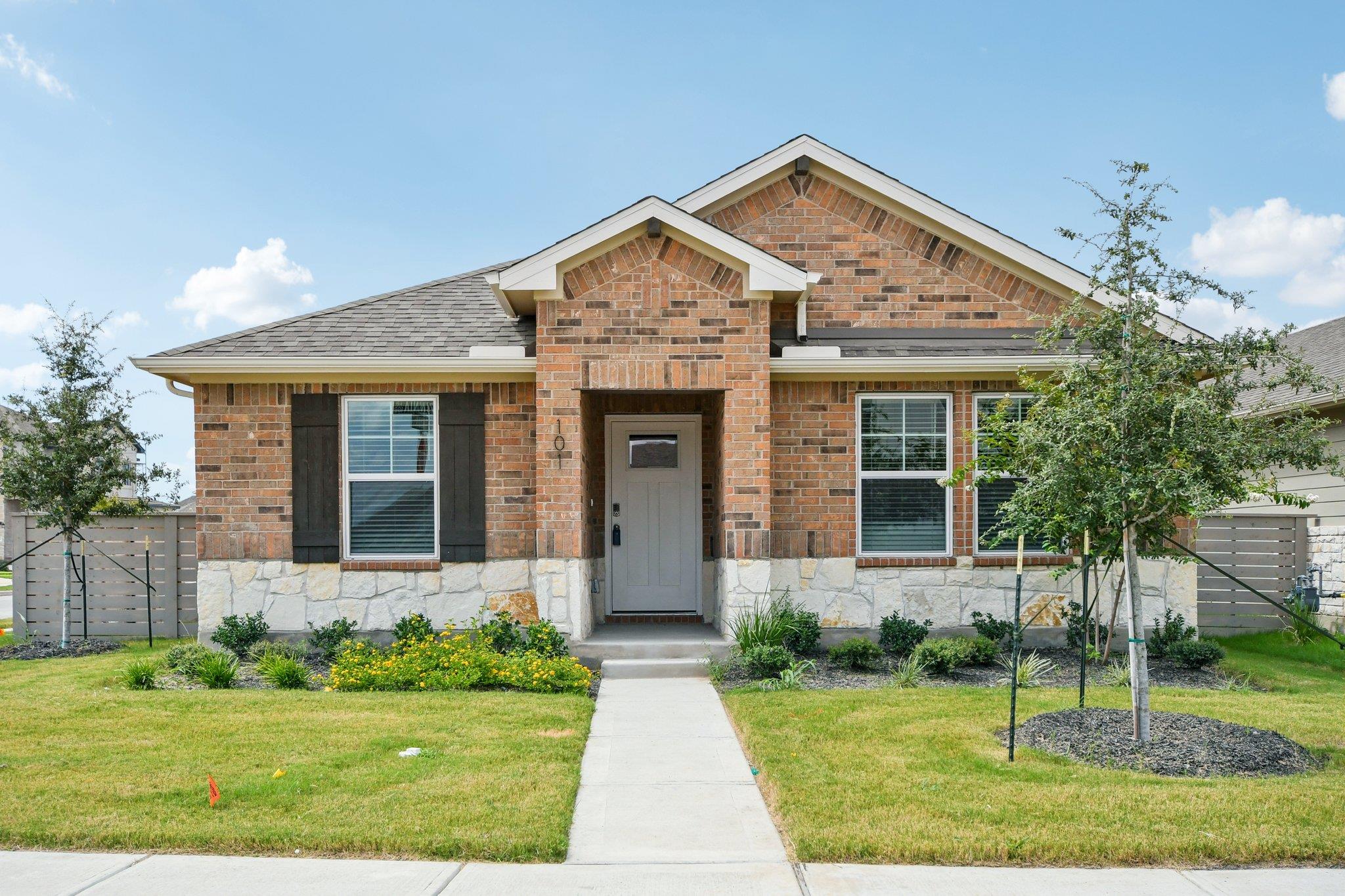 101 Zinnia Ln, Hutto, TX 78634