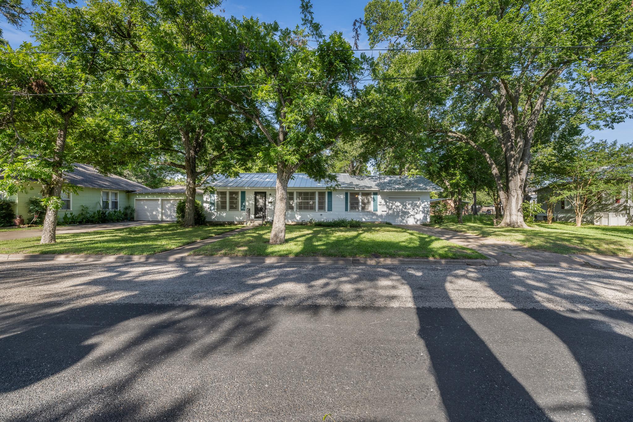 628 S Madison St, La Grange, TX 78945