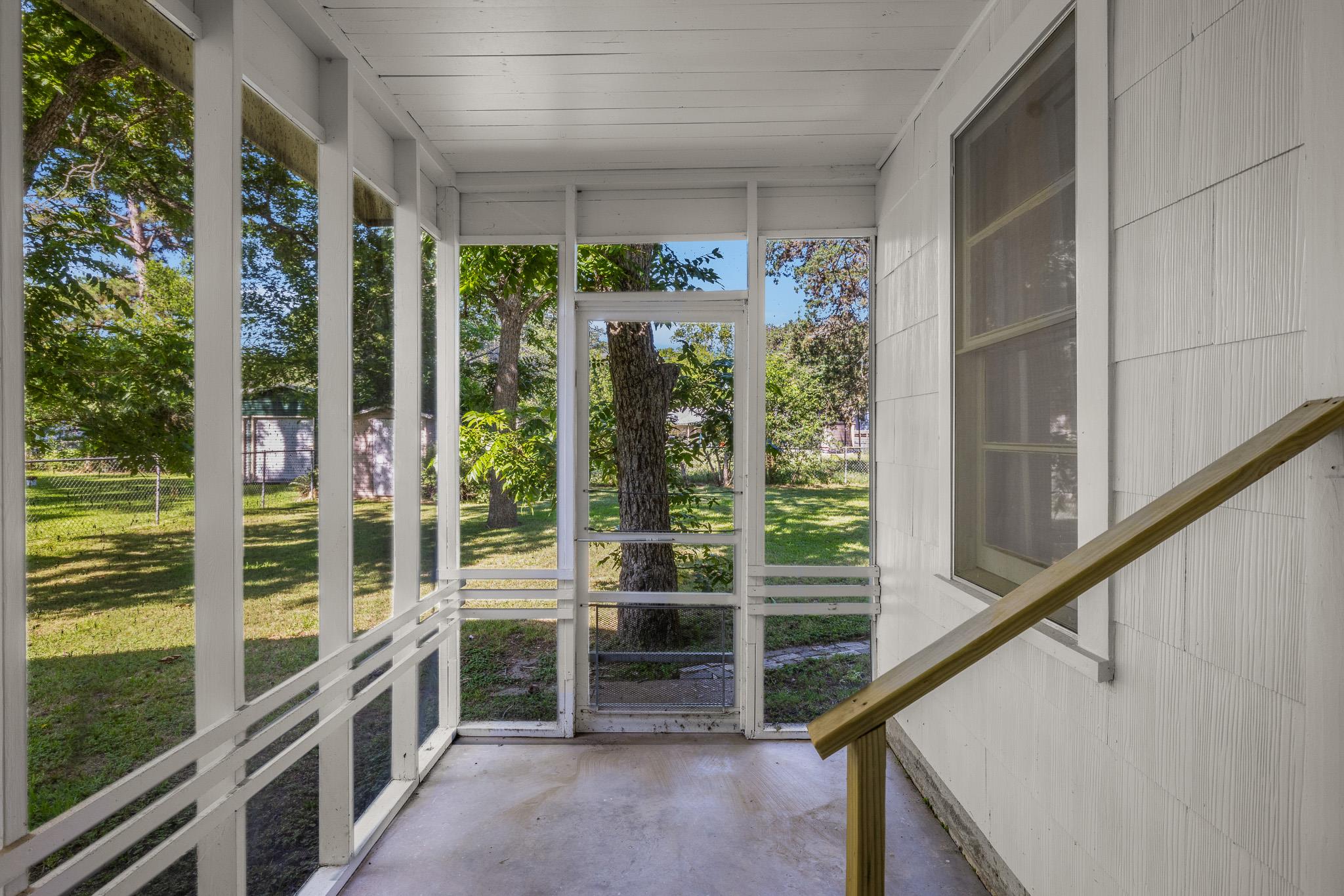628 S Madison St, La Grange, TX 78945