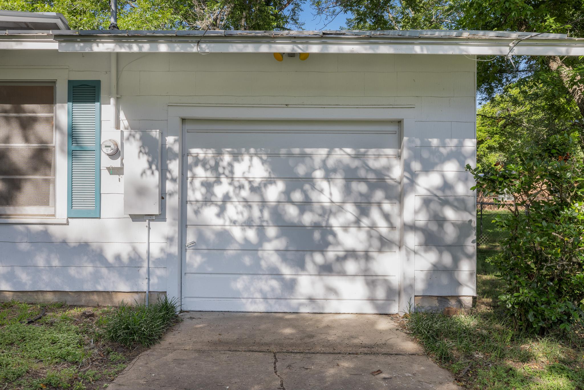 628 S Madison St, La Grange, TX 78945