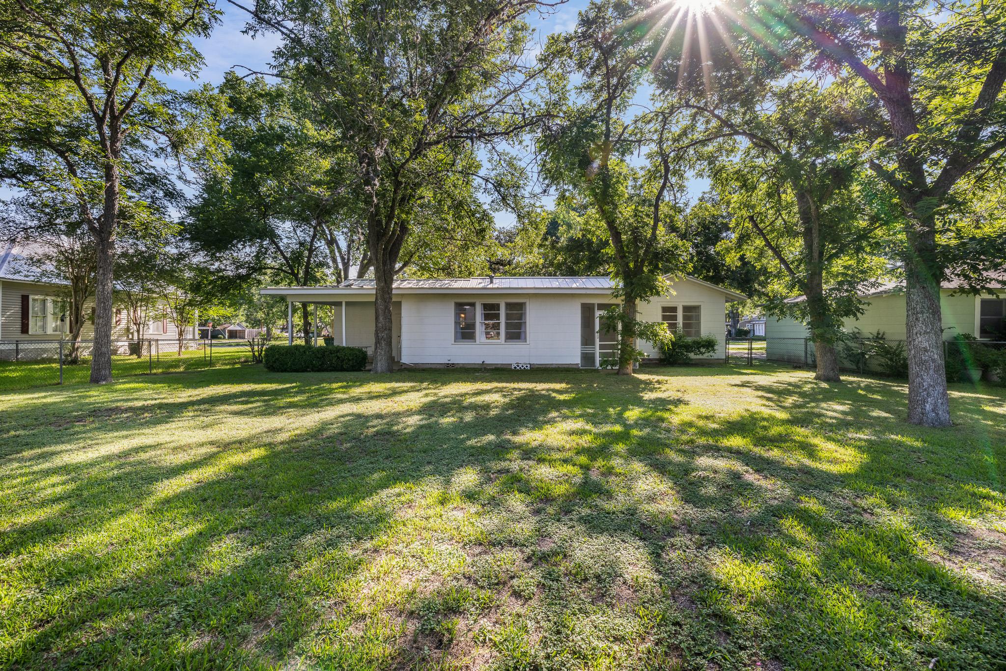 628 S Madison St, La Grange, TX 78945
