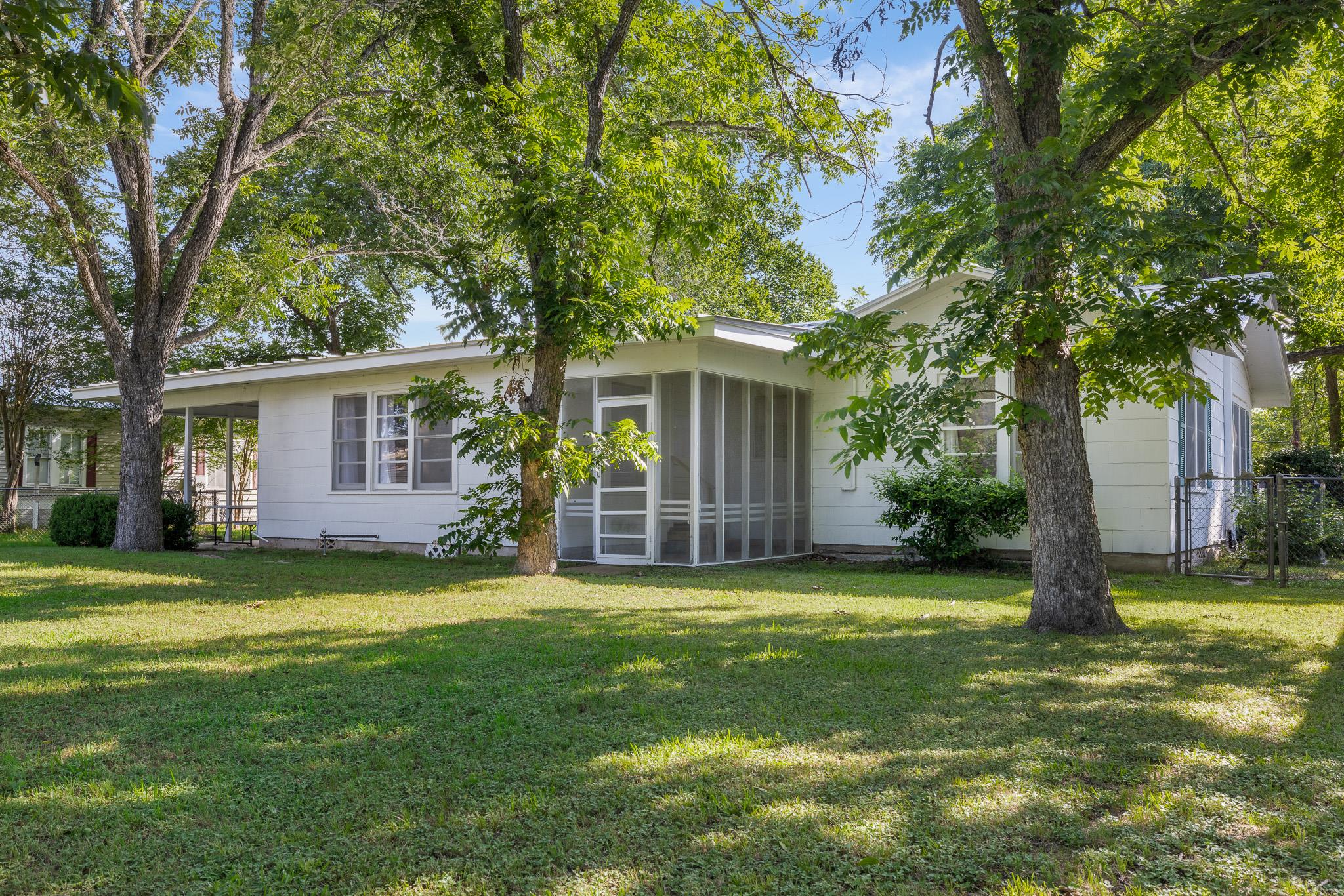 628 S Madison St, La Grange, TX 78945