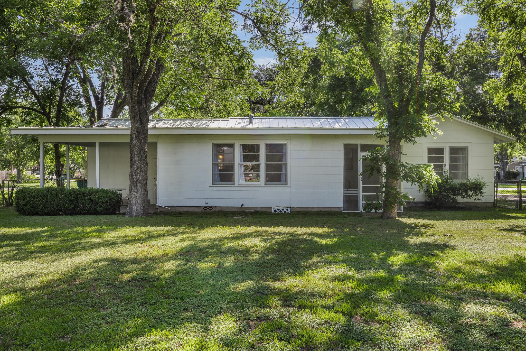 628 S Madison St, La Grange, TX 78945