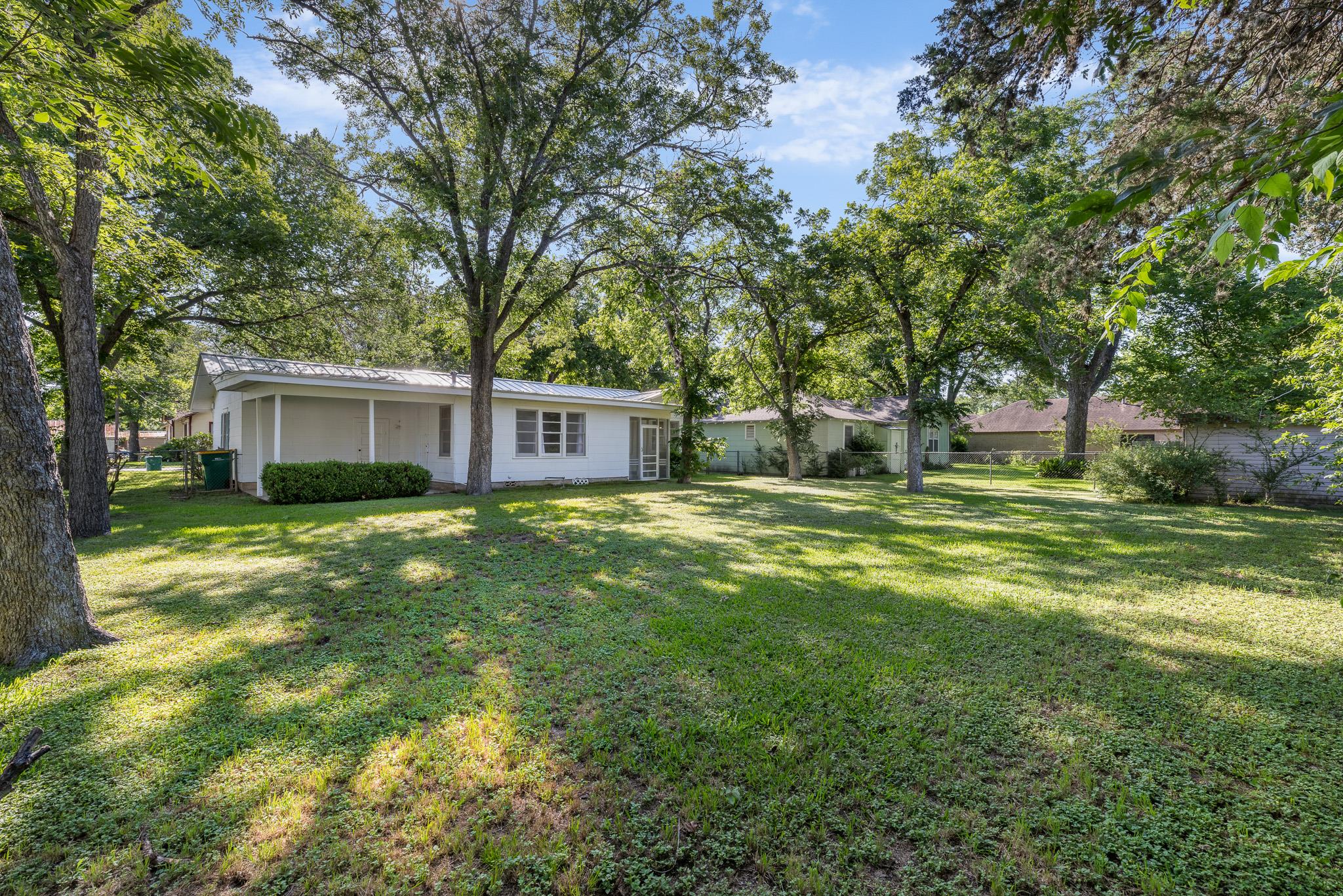 628 S Madison St, La Grange, TX 78945