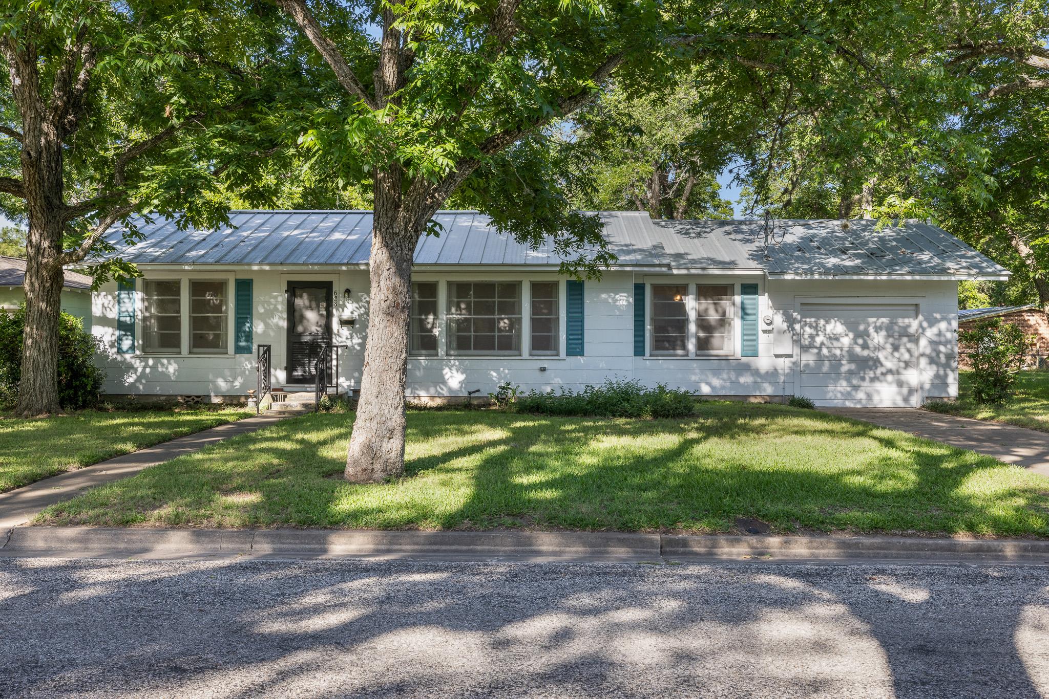 628 S Madison St, La Grange, TX 78945