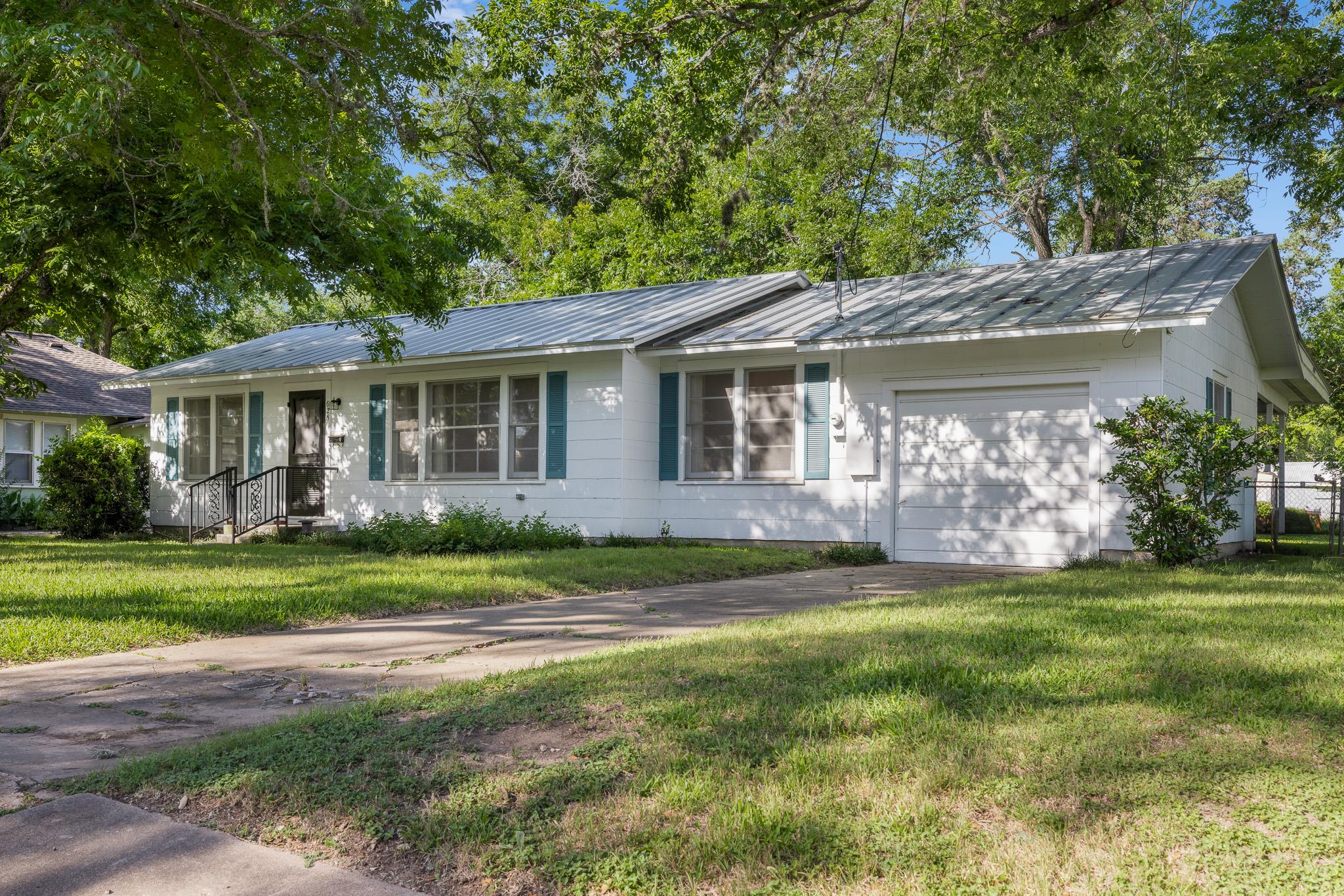 628 S Madison St, La Grange, TX 78945