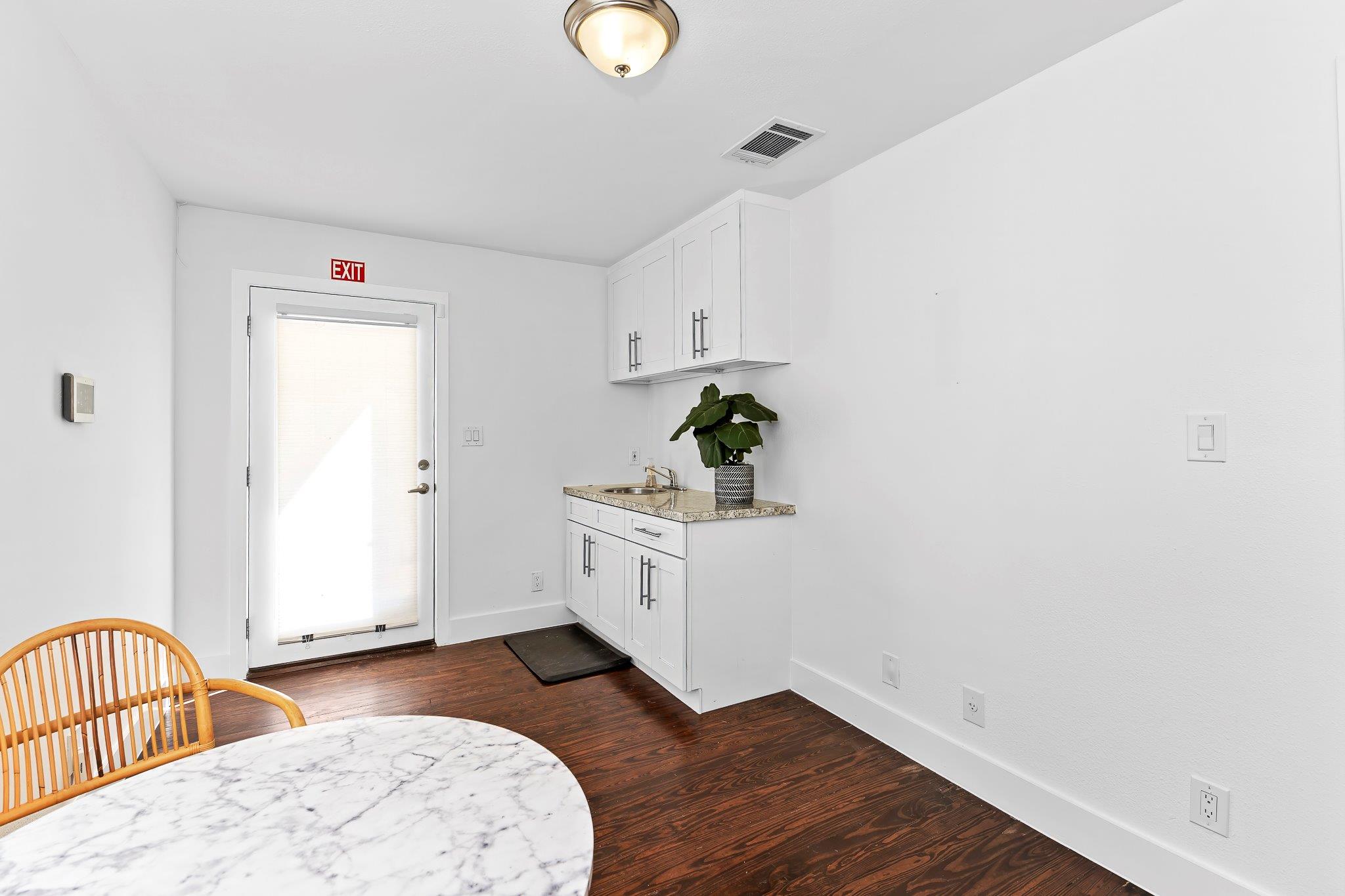 1512 W Koenig Ln, Austin, TX 78756