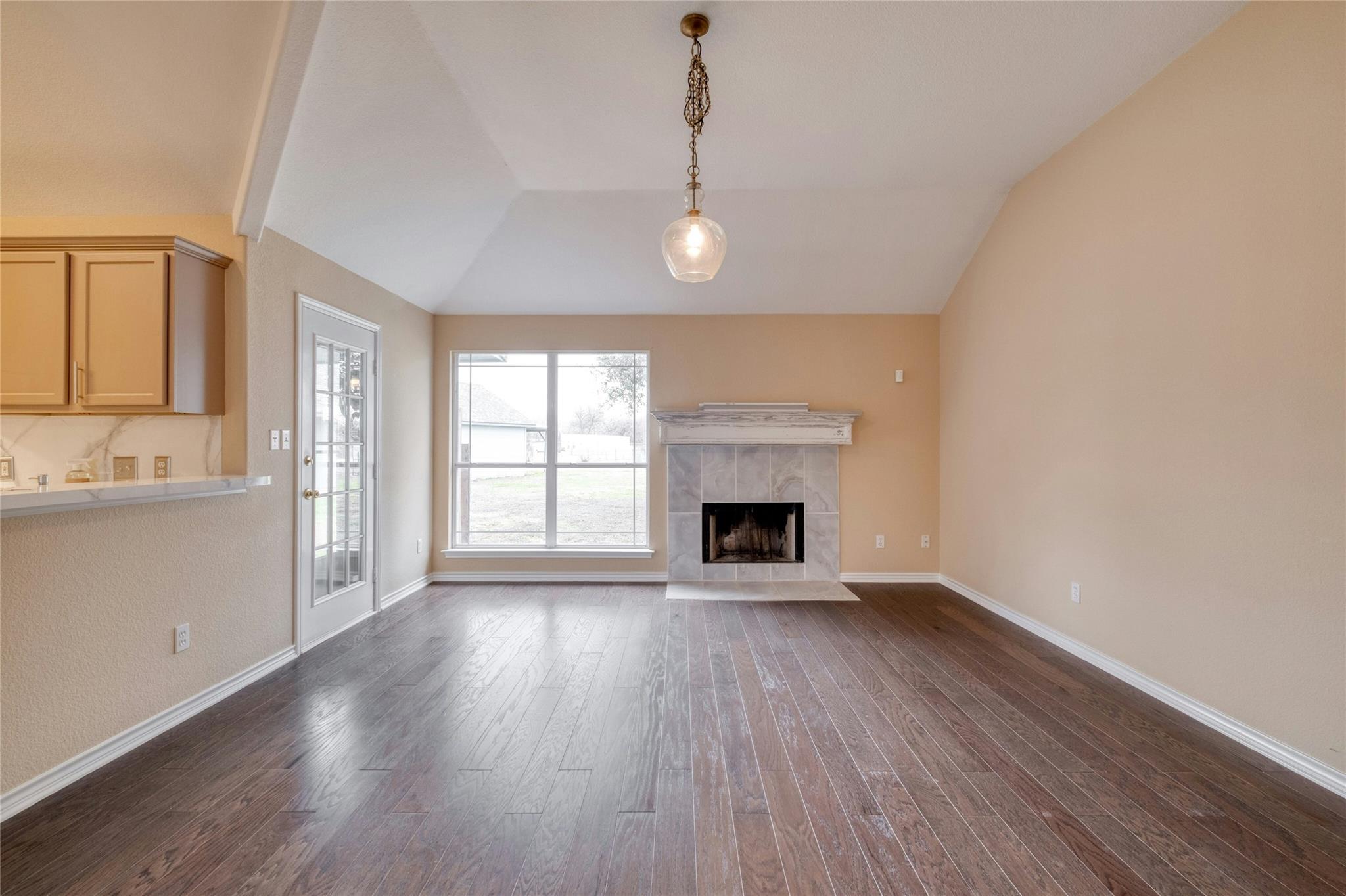 233 Thomas Dr, Martindale, TX 78655