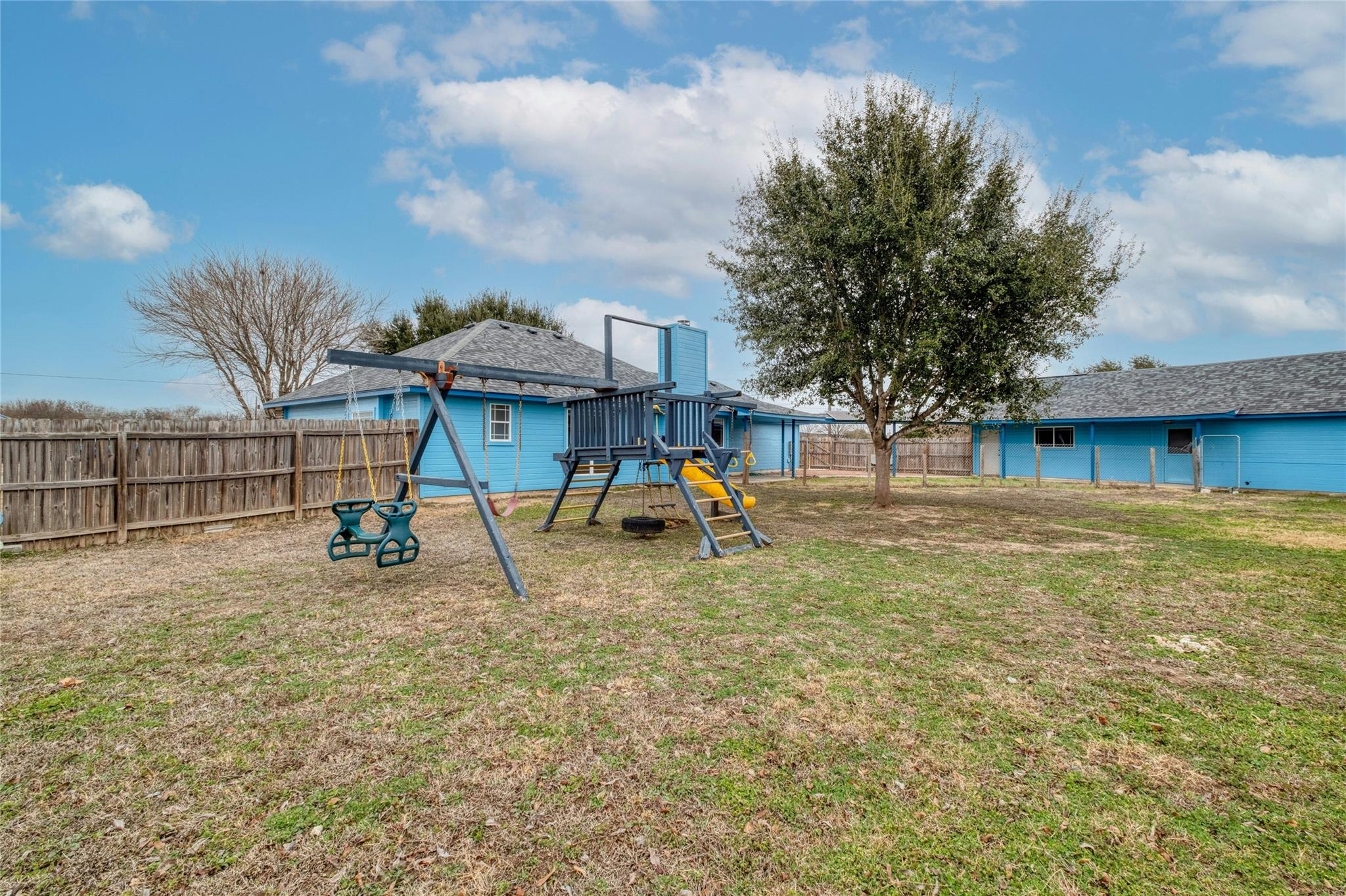 233 Thomas Dr, Martindale, TX 78655