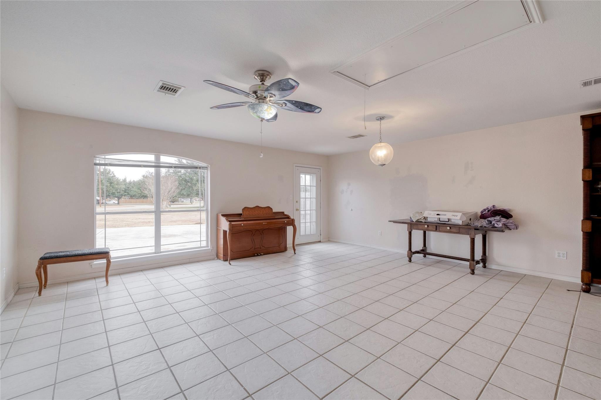 233 Thomas Dr, Martindale, TX 78655