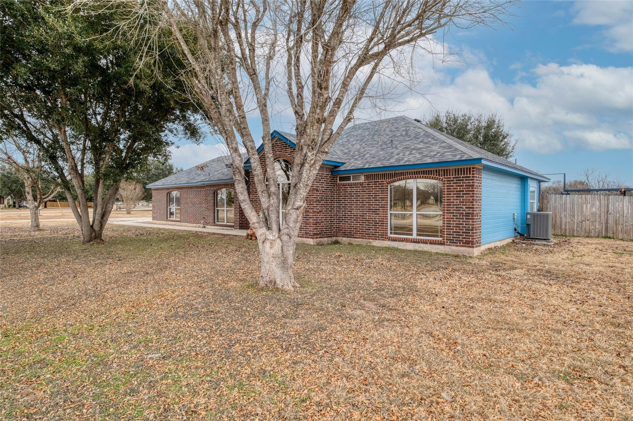 233 Thomas Dr, Martindale, TX 78655