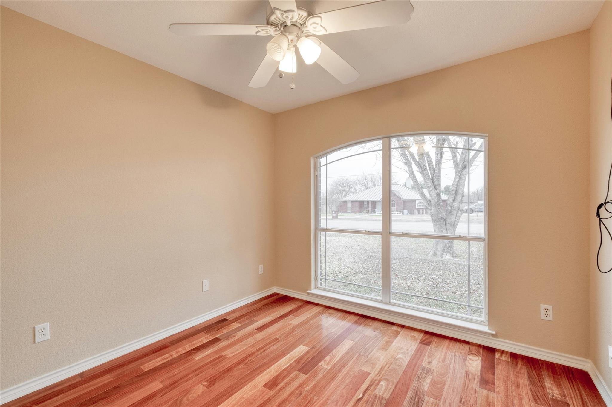 233 Thomas Dr, Martindale, TX 78655