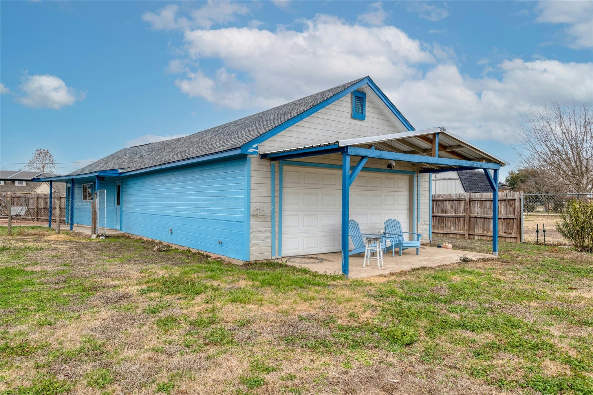 233 Thomas Dr, Martindale, TX 78655