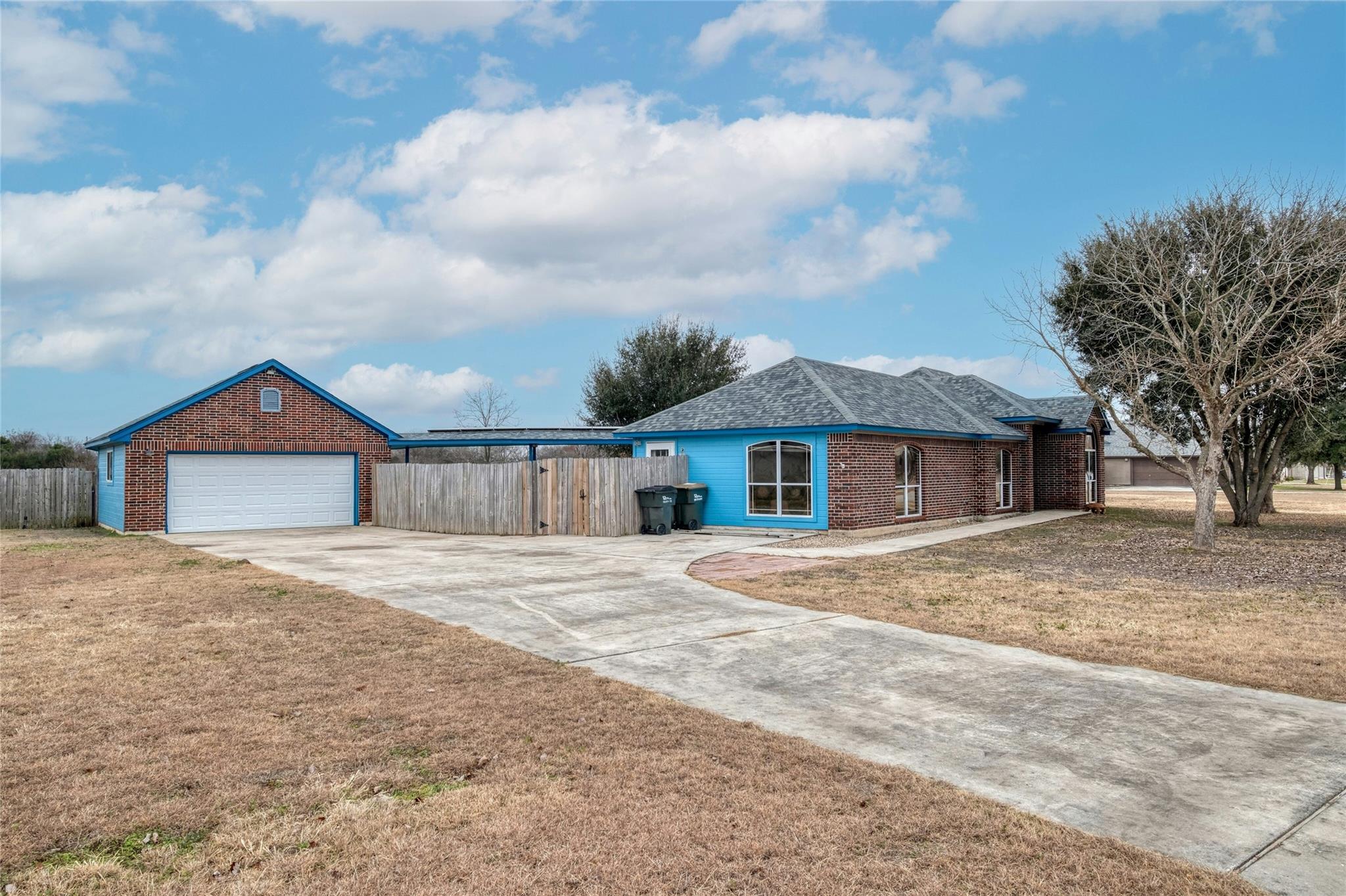 233 Thomas Dr, Martindale, TX 78655
