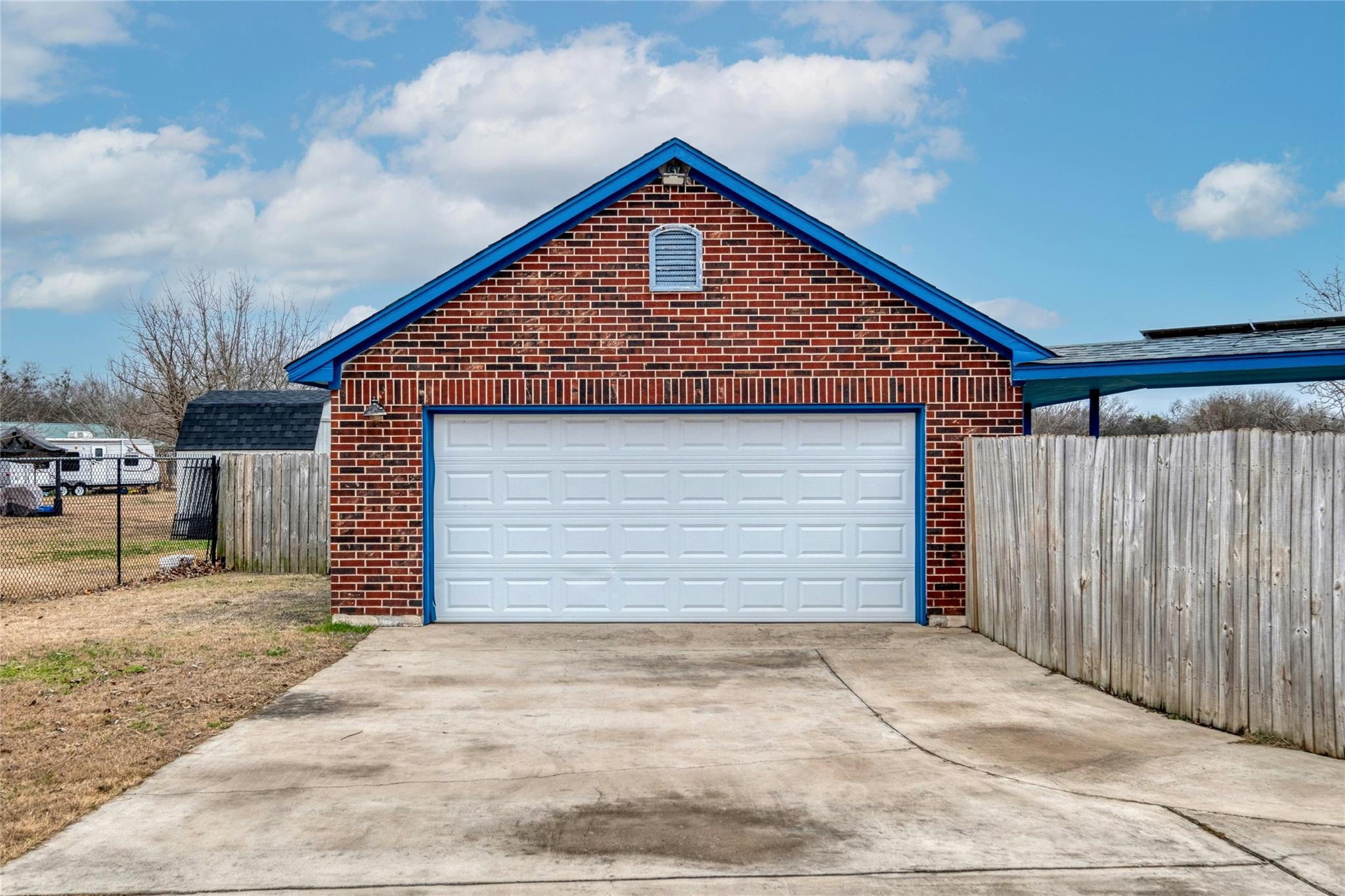 233 Thomas Dr, Martindale, TX 78655