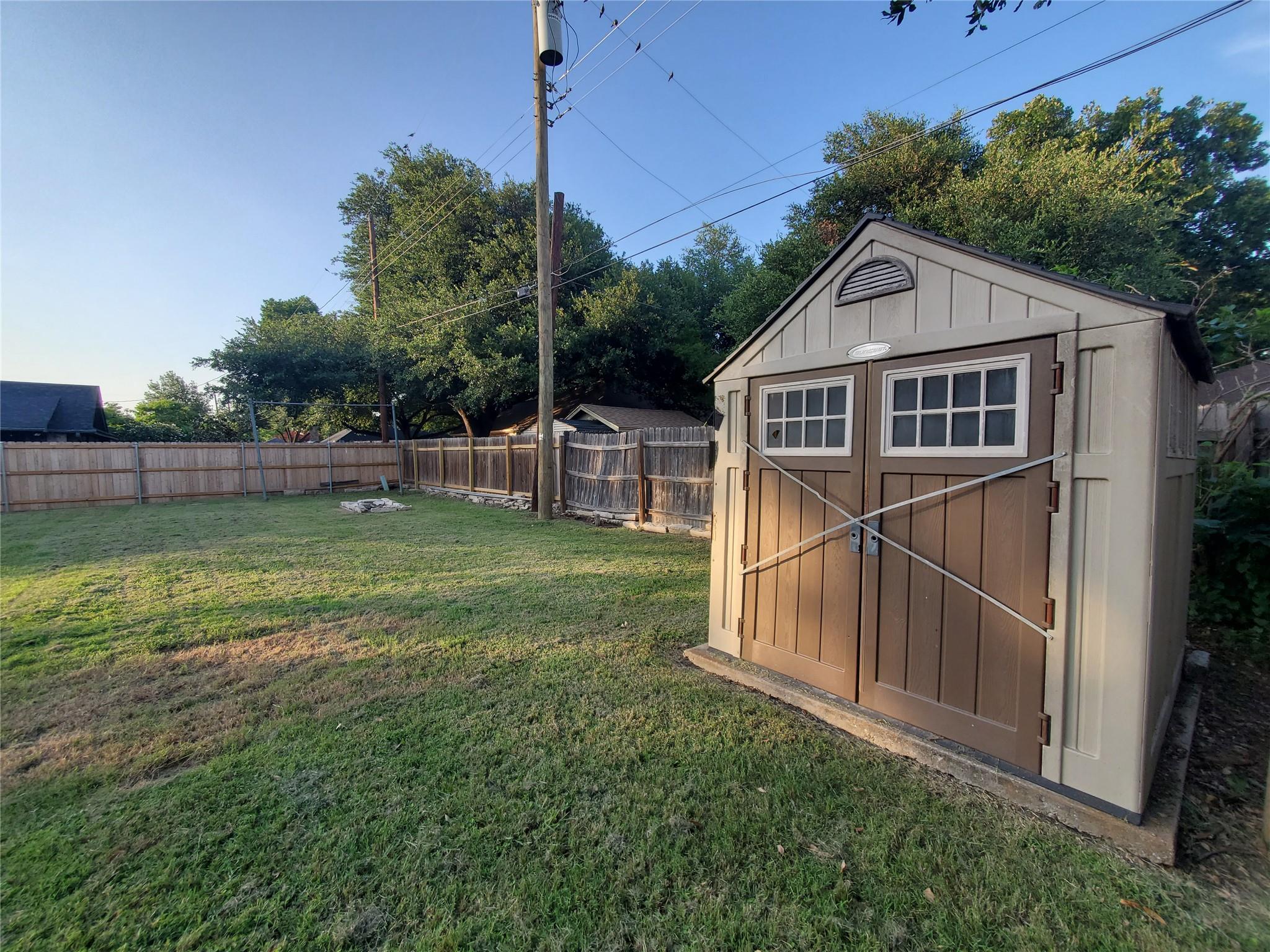 2200 Lark Ln, Taylor, TX 76574