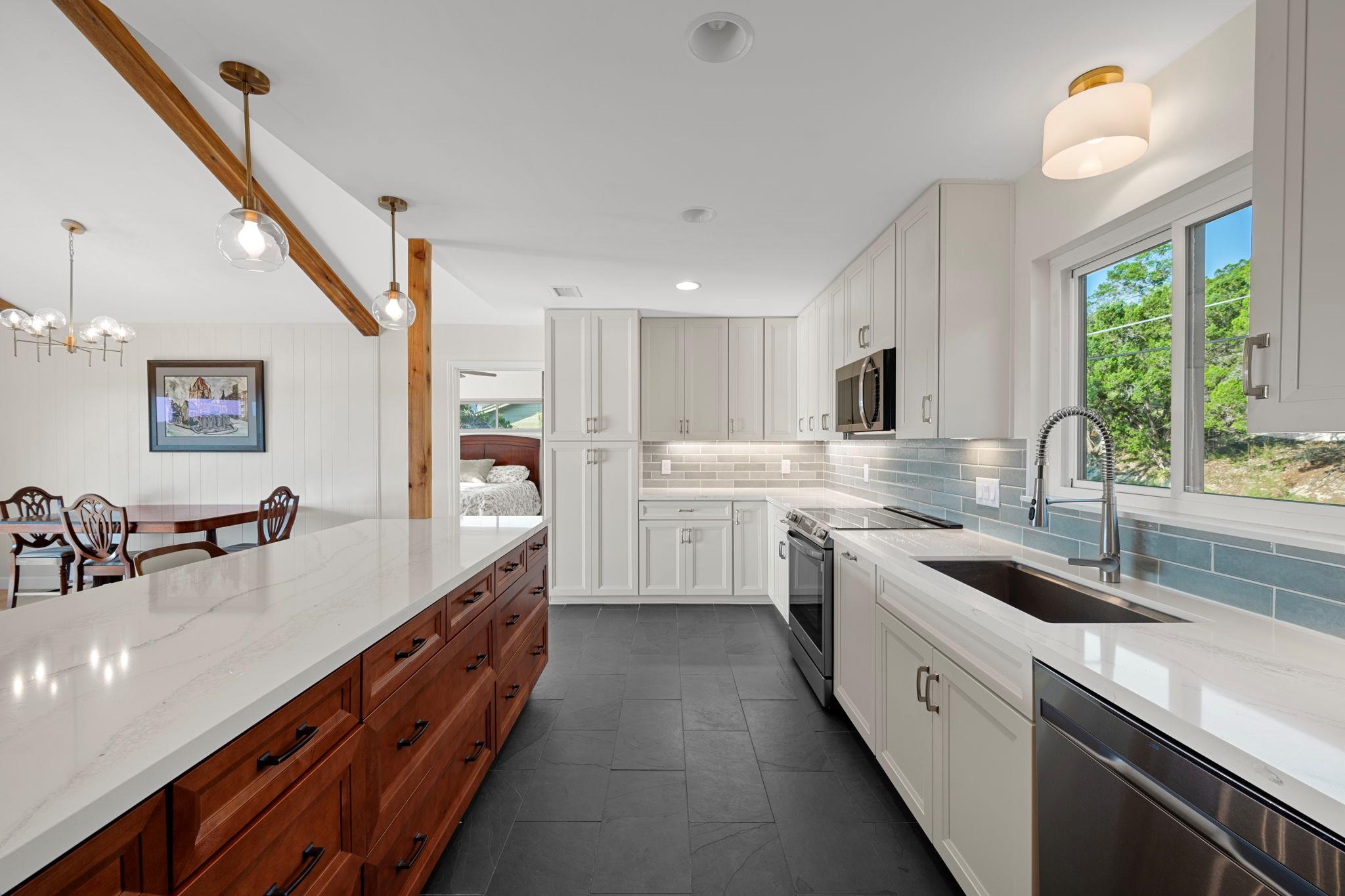 6300 Lakeshore Dr, Lago Vista, TX 78645