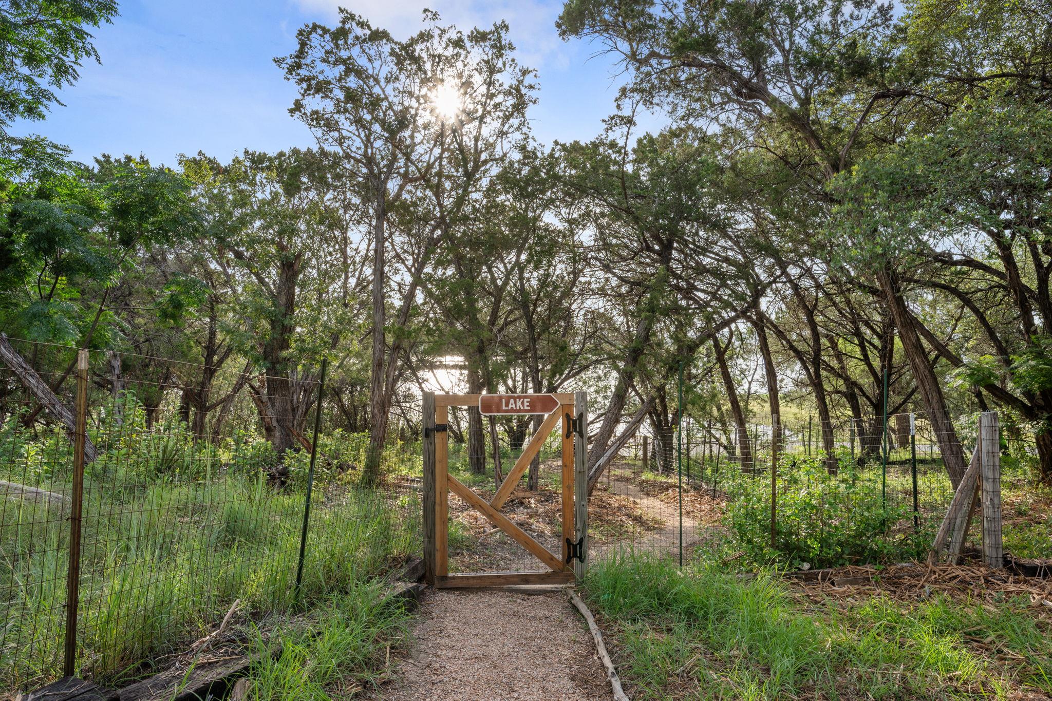 6300 Lakeshore Dr, Lago Vista, TX 78645