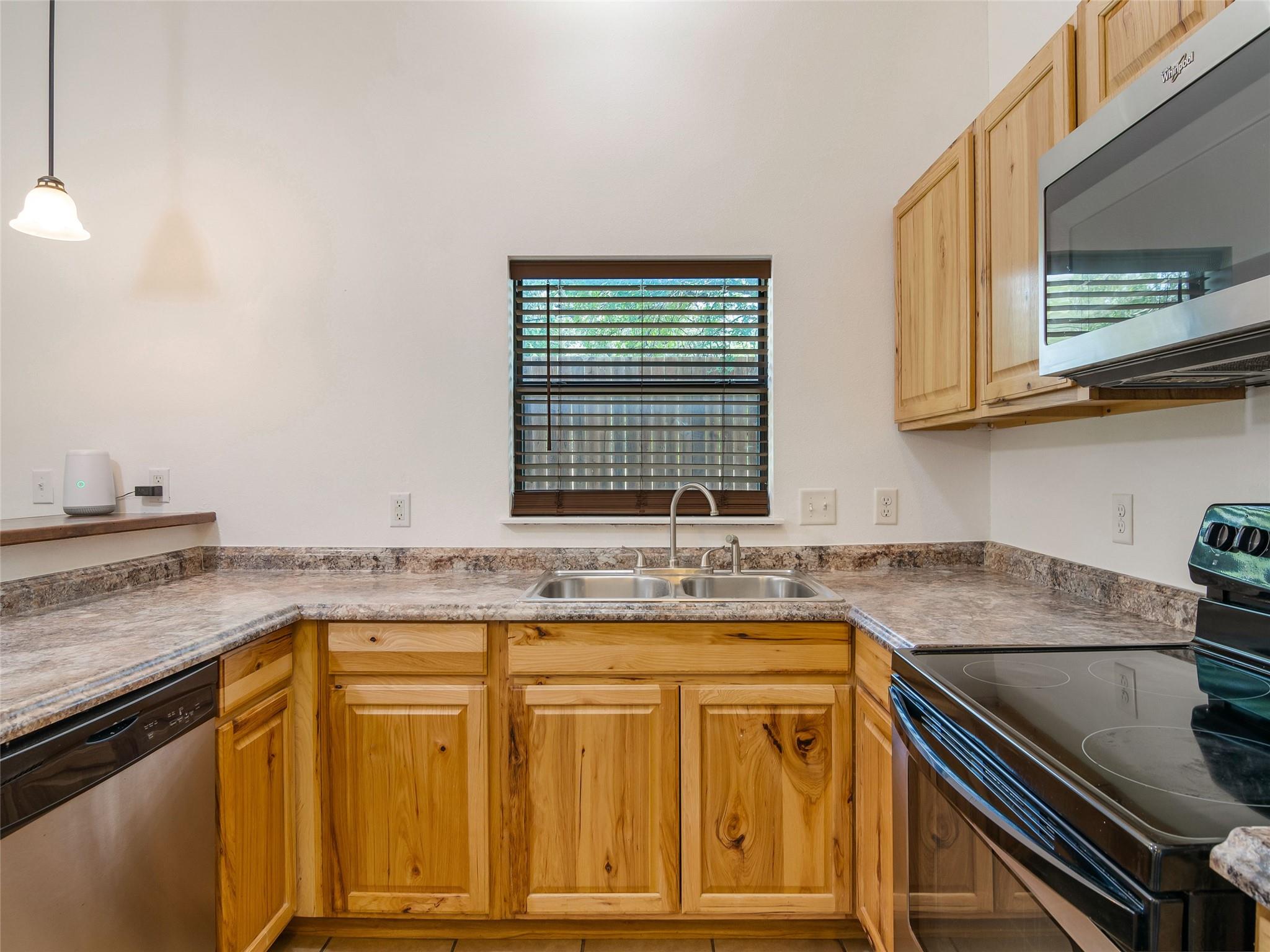 101 Hunters Glen Dr, San Marcos, TX 78666