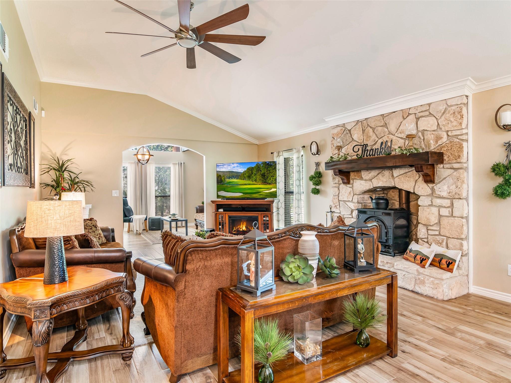 101 Hunters Glen Dr, San Marcos, TX 78666